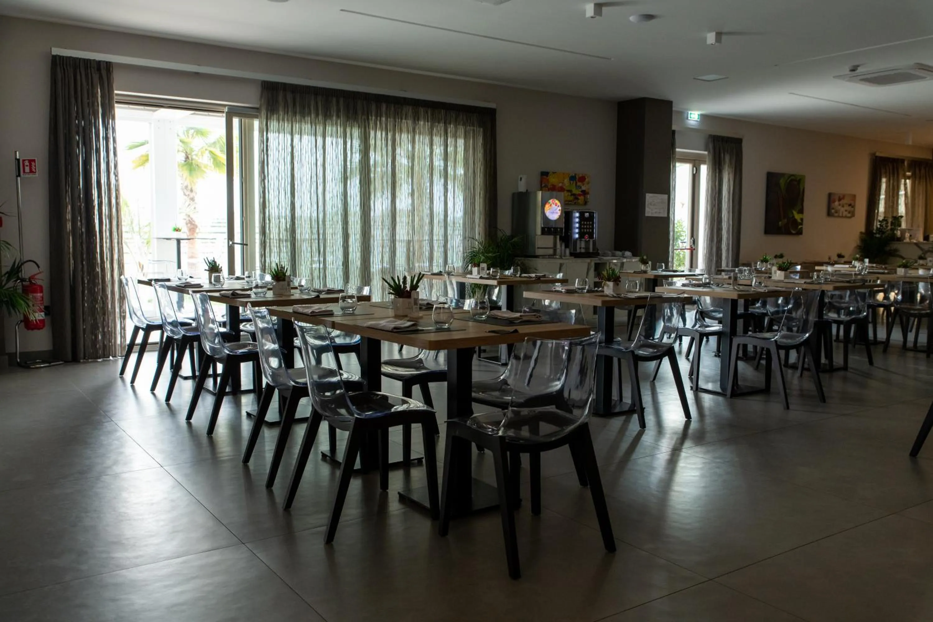 Restaurant/places to eat in Building Hotel