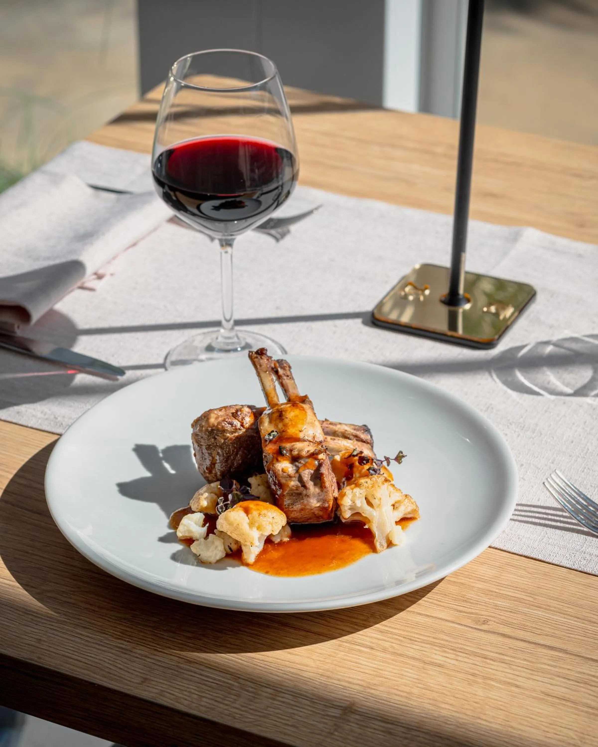 Restaurant/places to eat in Building Hotel