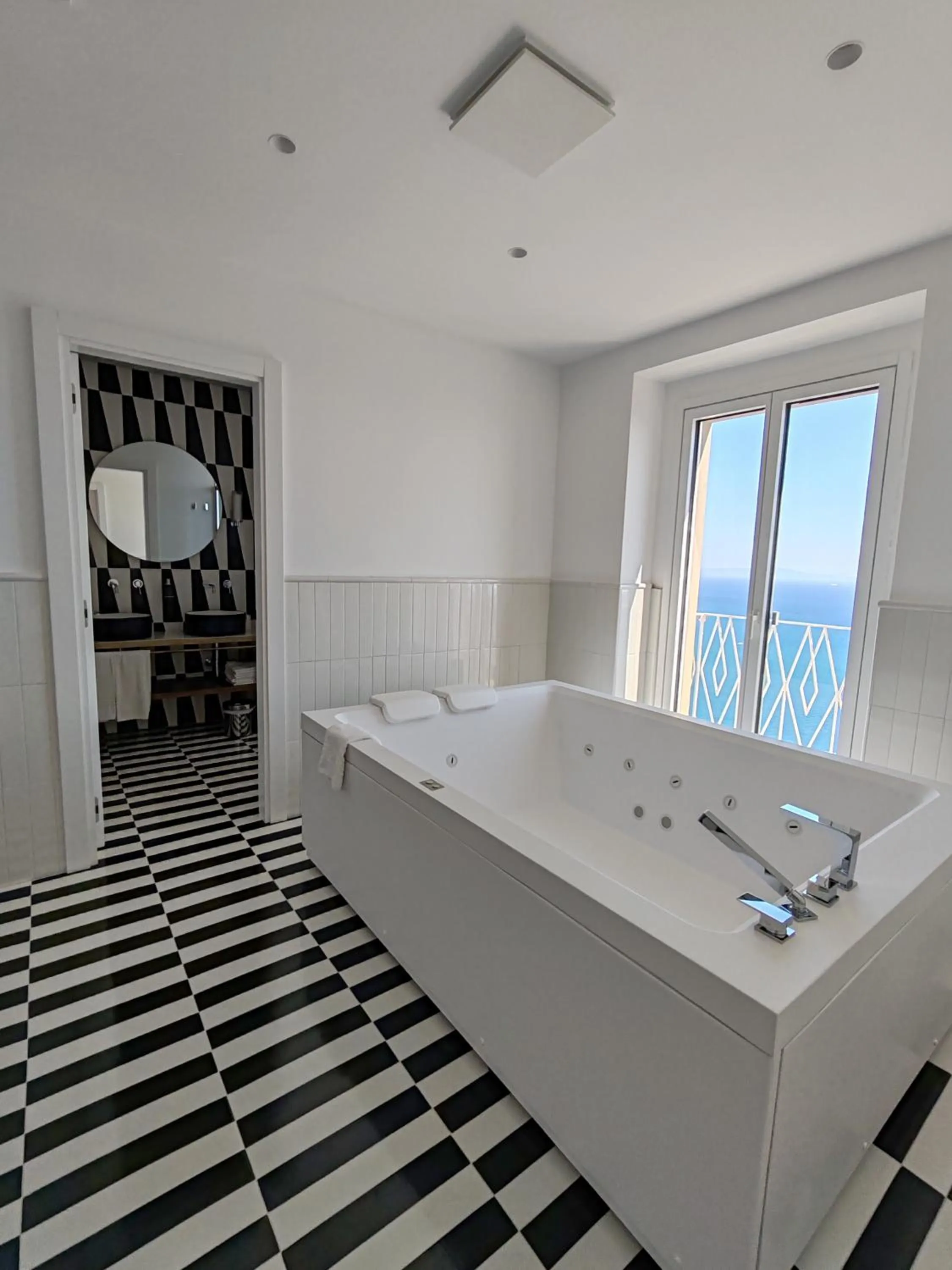 Hot Tub, Bed in Grand Hotel Excelsior