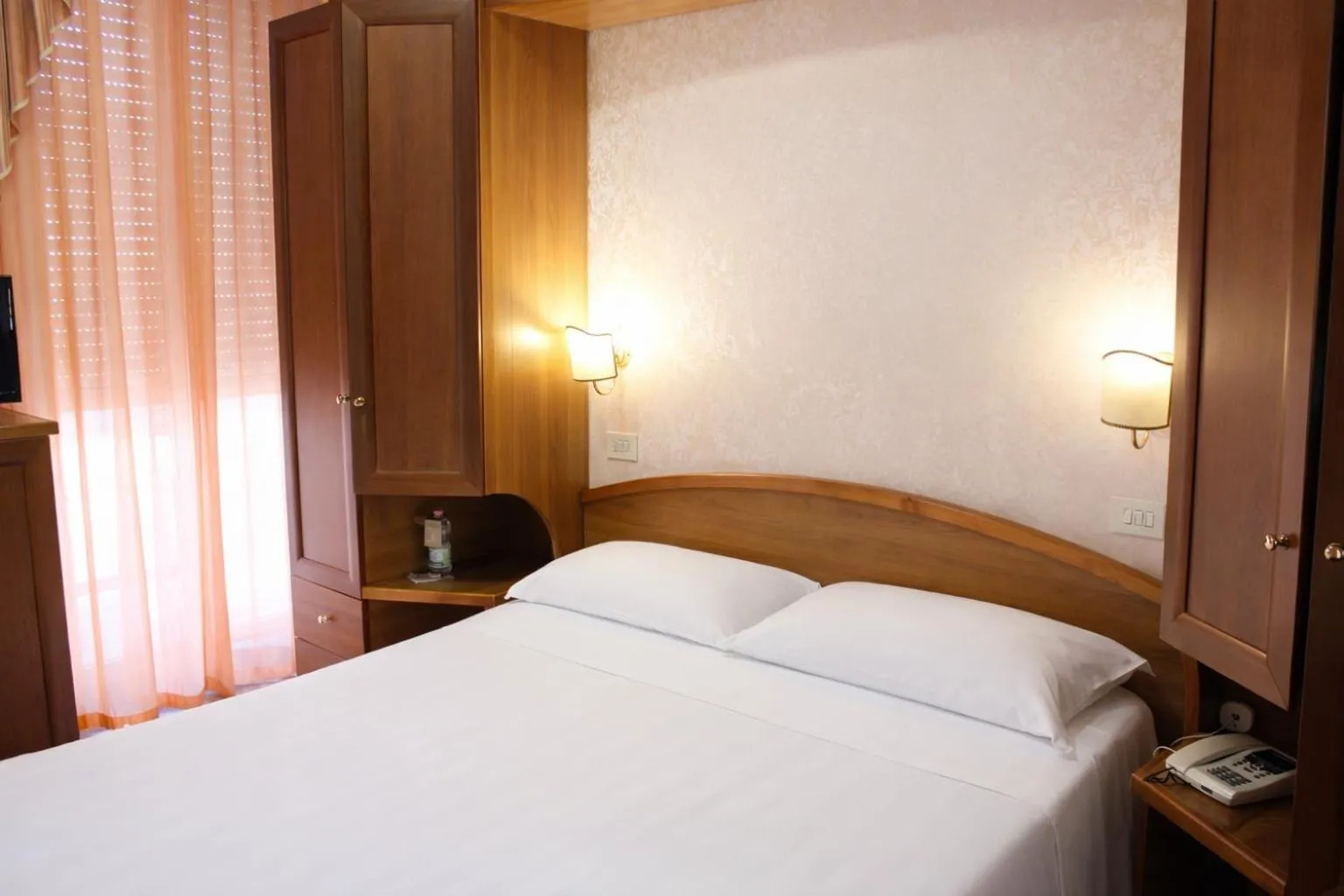 wardrobe, Bed in Phi Hotel Ambra