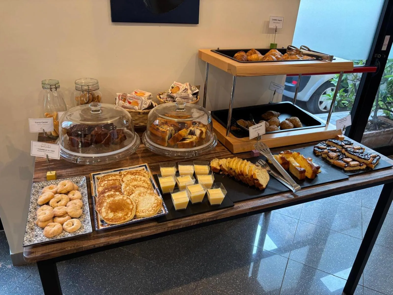 Restaurant/places to eat in Phi Hotel Ambra