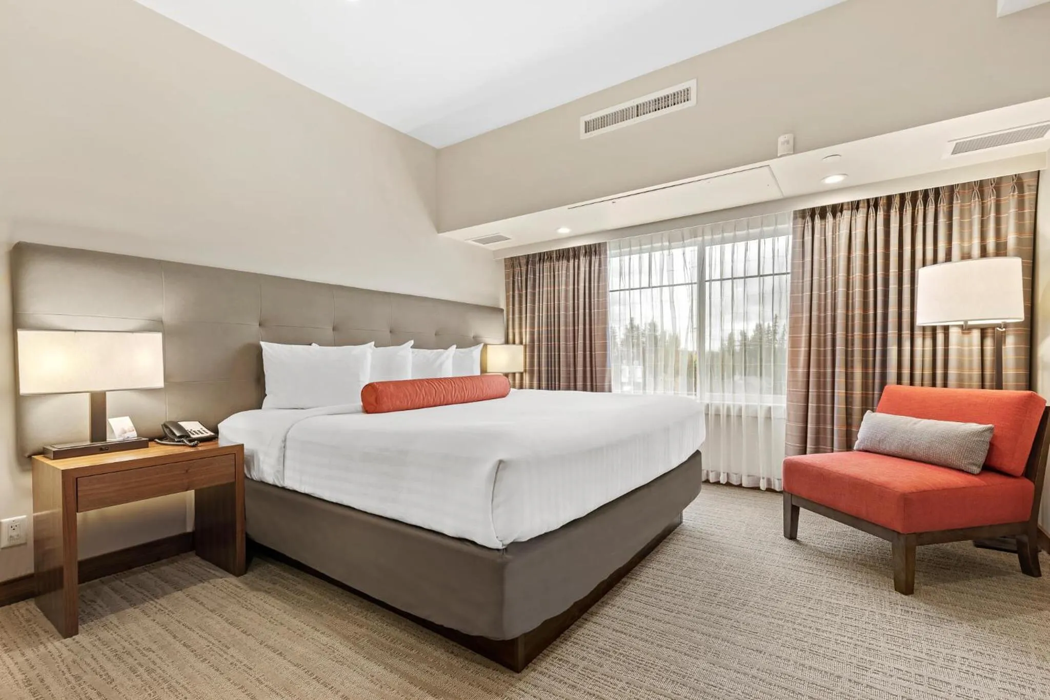 Bed in Mountain View Inn & Suites