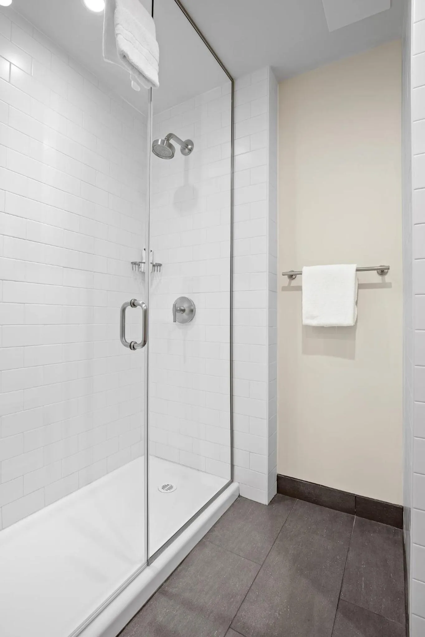 Shower in Mountain View Inn & Suites