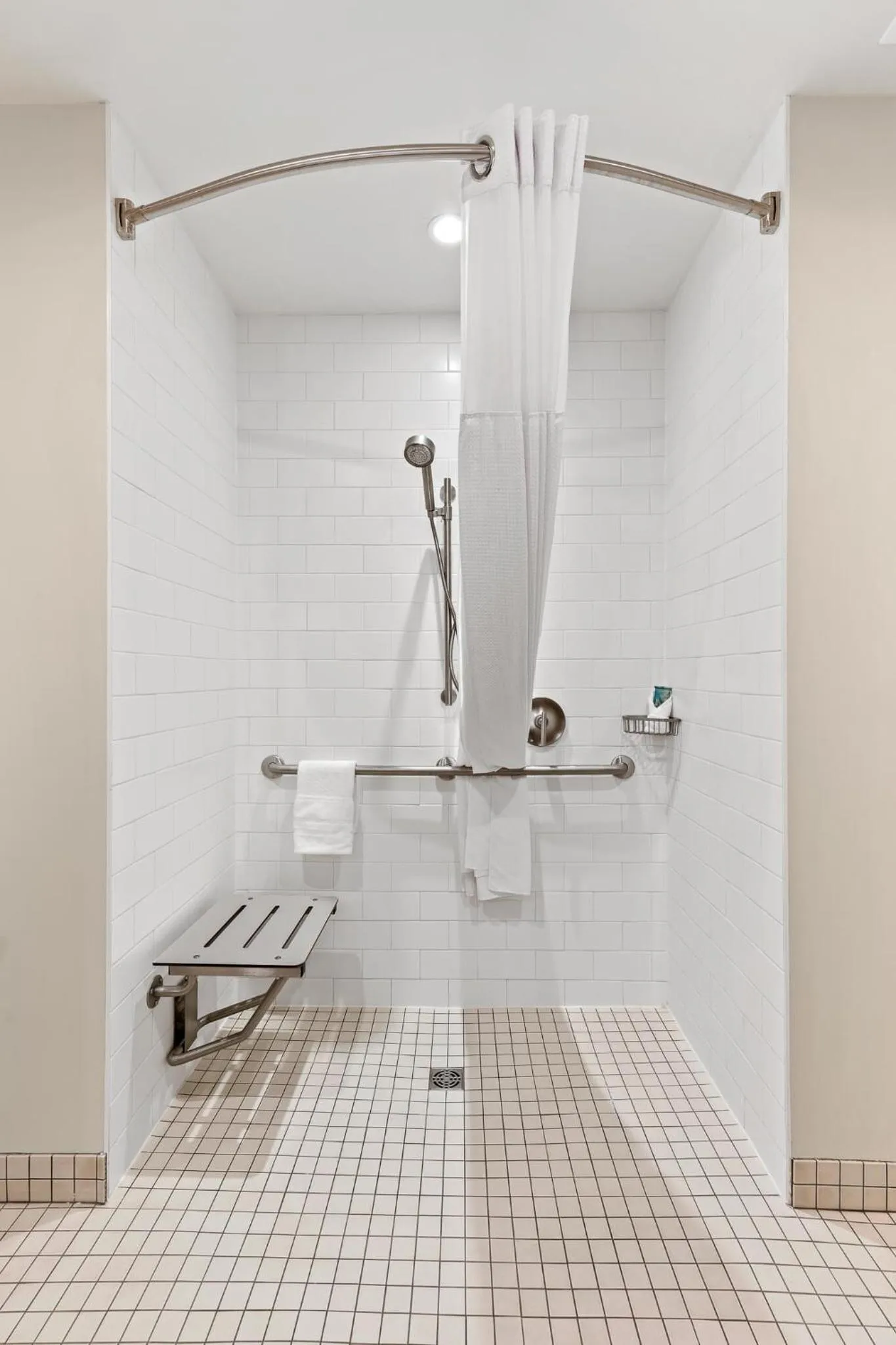 Shower in Mountain View Inn & Suites