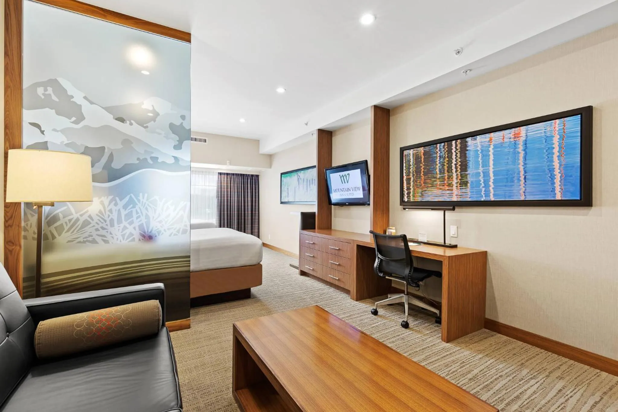 Bed in Mountain View Inn & Suites