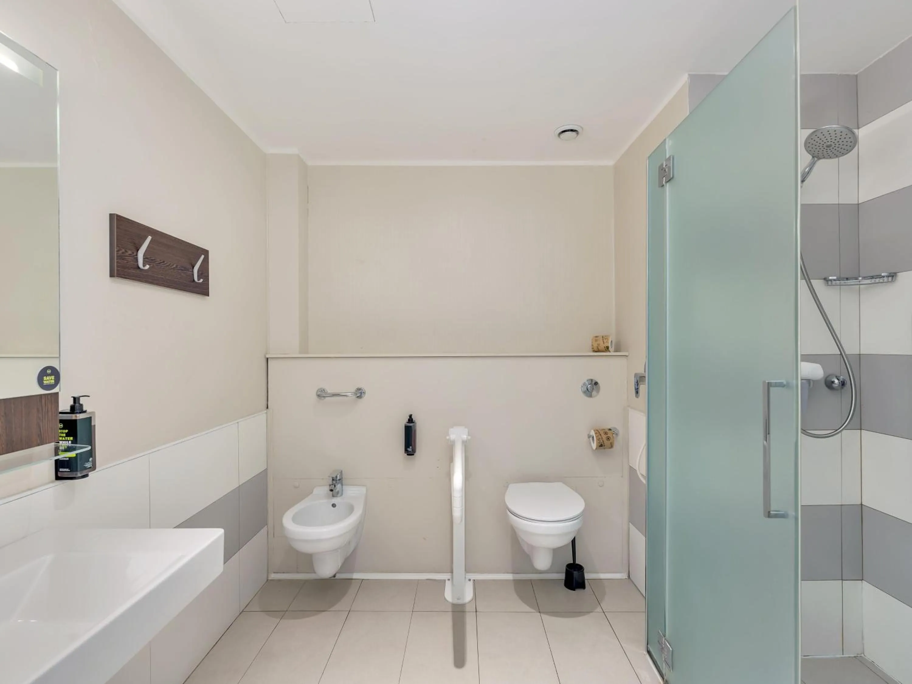 Bathroom in B&B Hotel Cremona