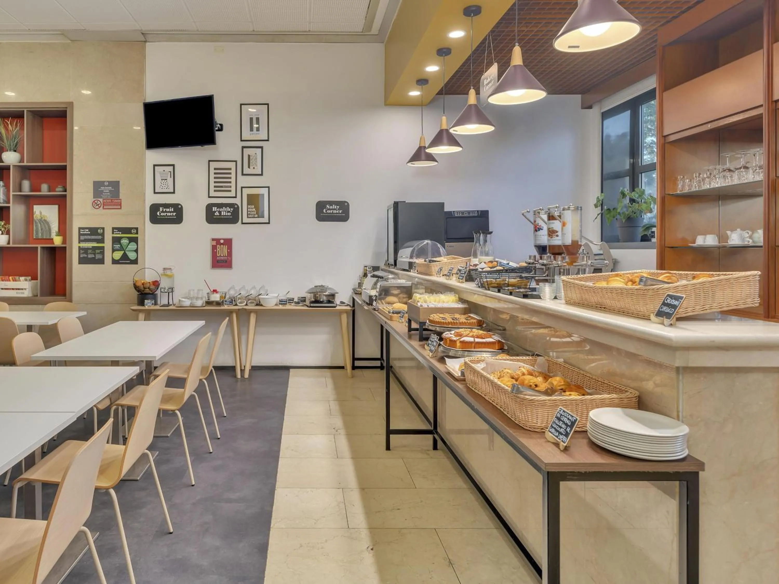 Lounge or bar in B&B Hotel Cremona