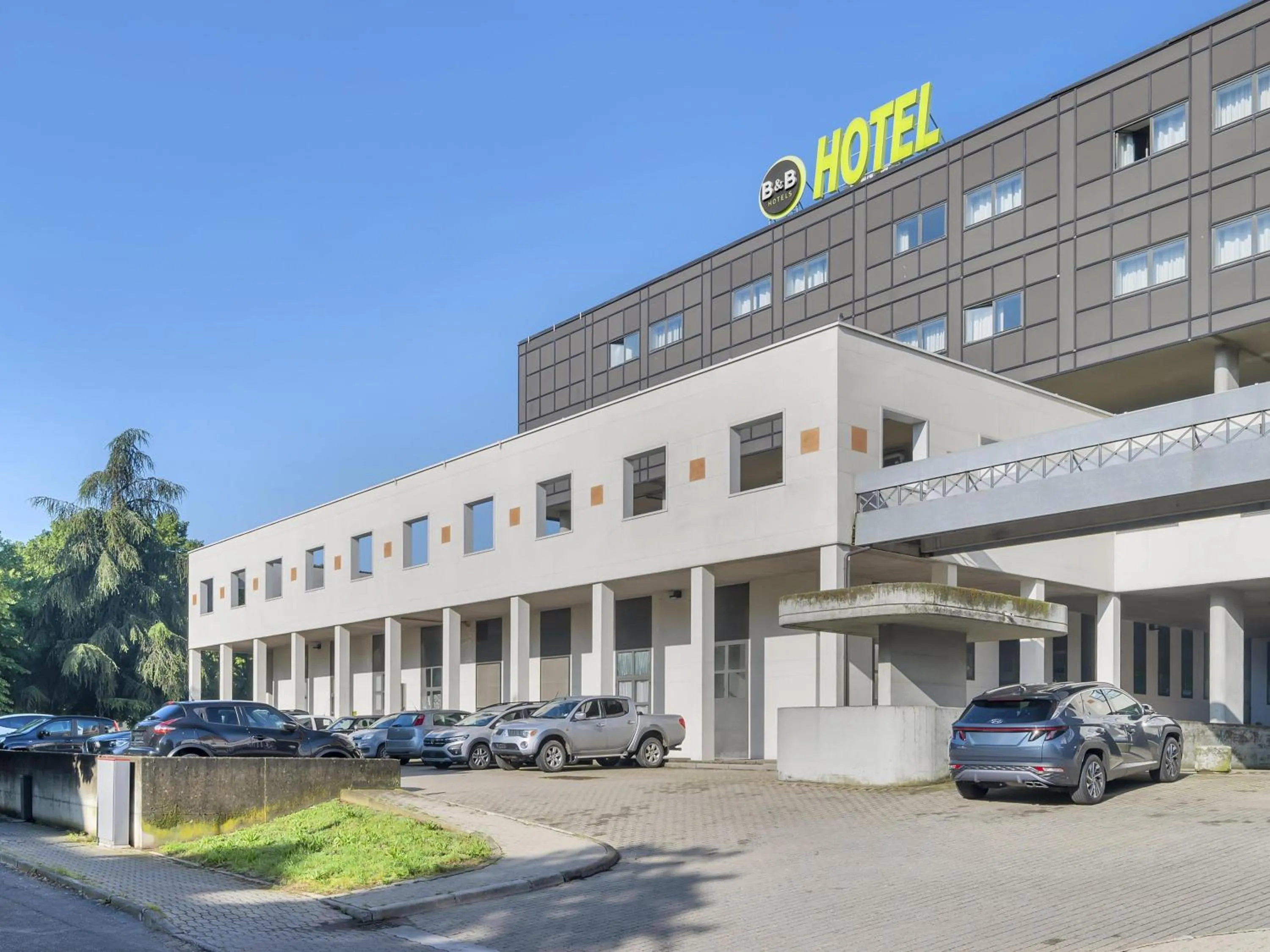 Property building in B&B Hotel Cremona