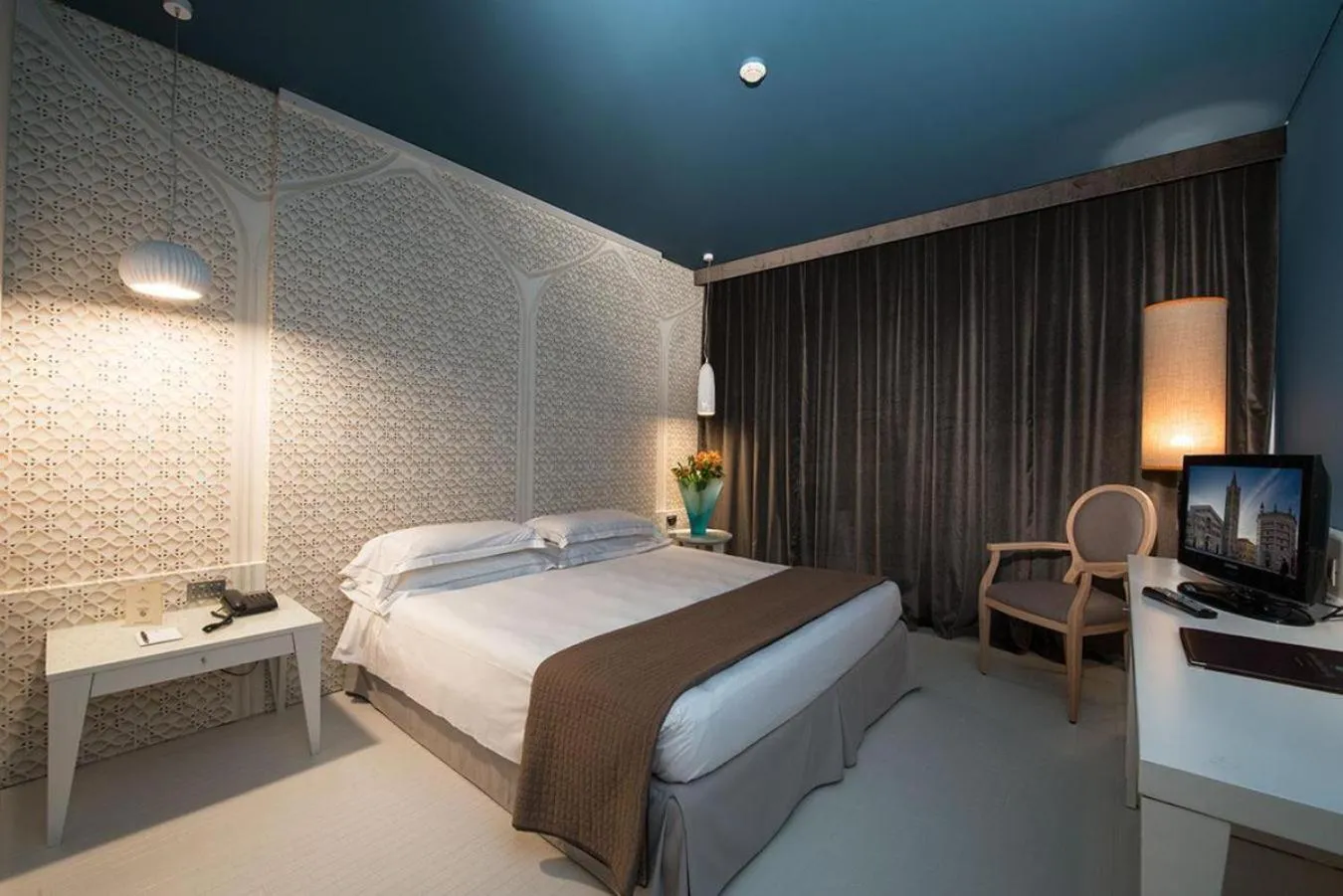 Photo of the whole room, Bed in Grand Hotel De La Ville