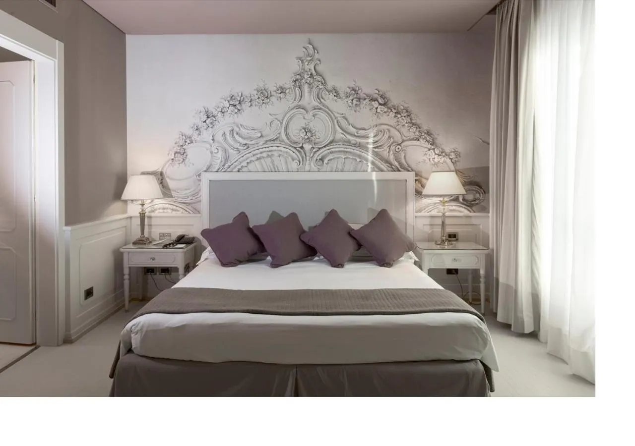 Bedroom, Bed in Grand Hotel De La Ville