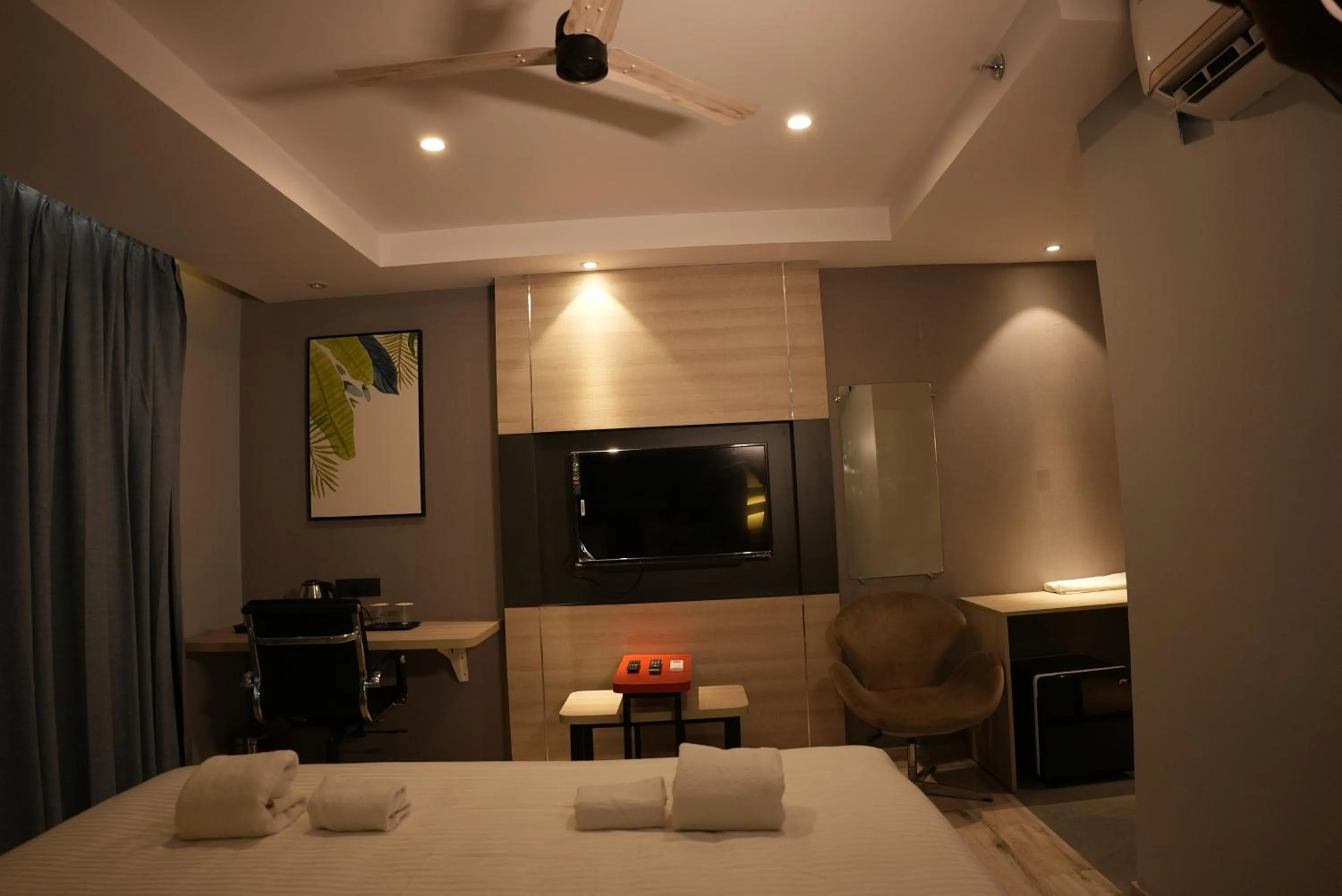 Living room, Bed in HOTEL OCEAN VISTA BAY