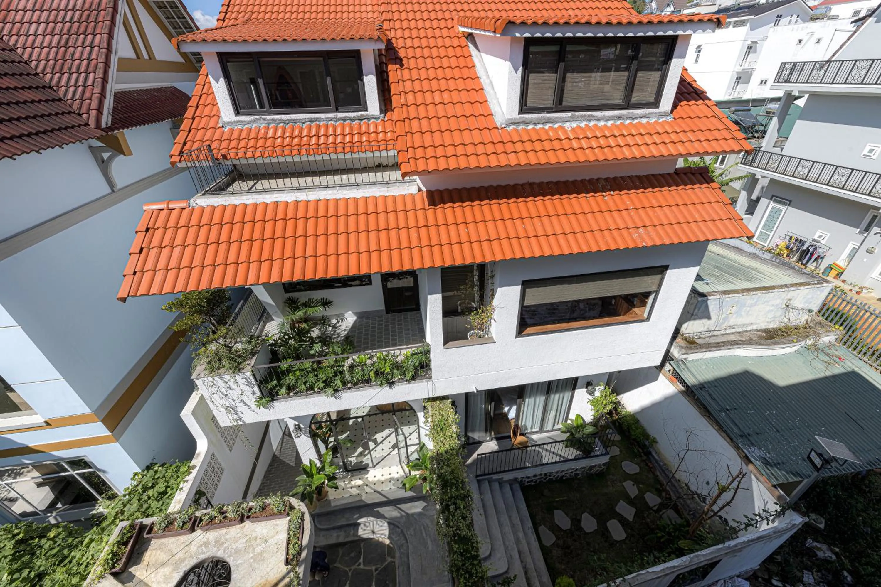 Property building in Thơm House