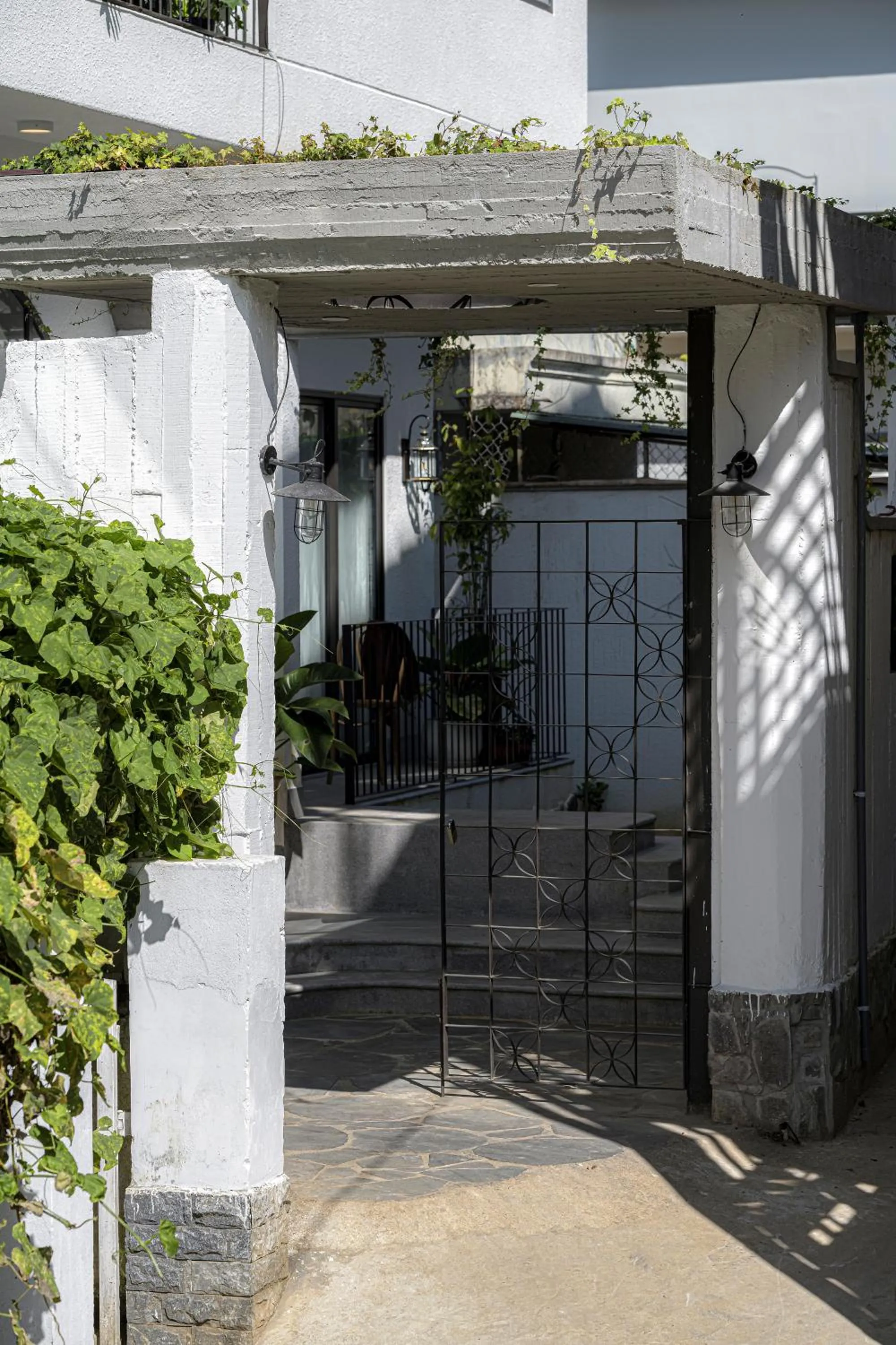 Facade/entrance in Thơm House