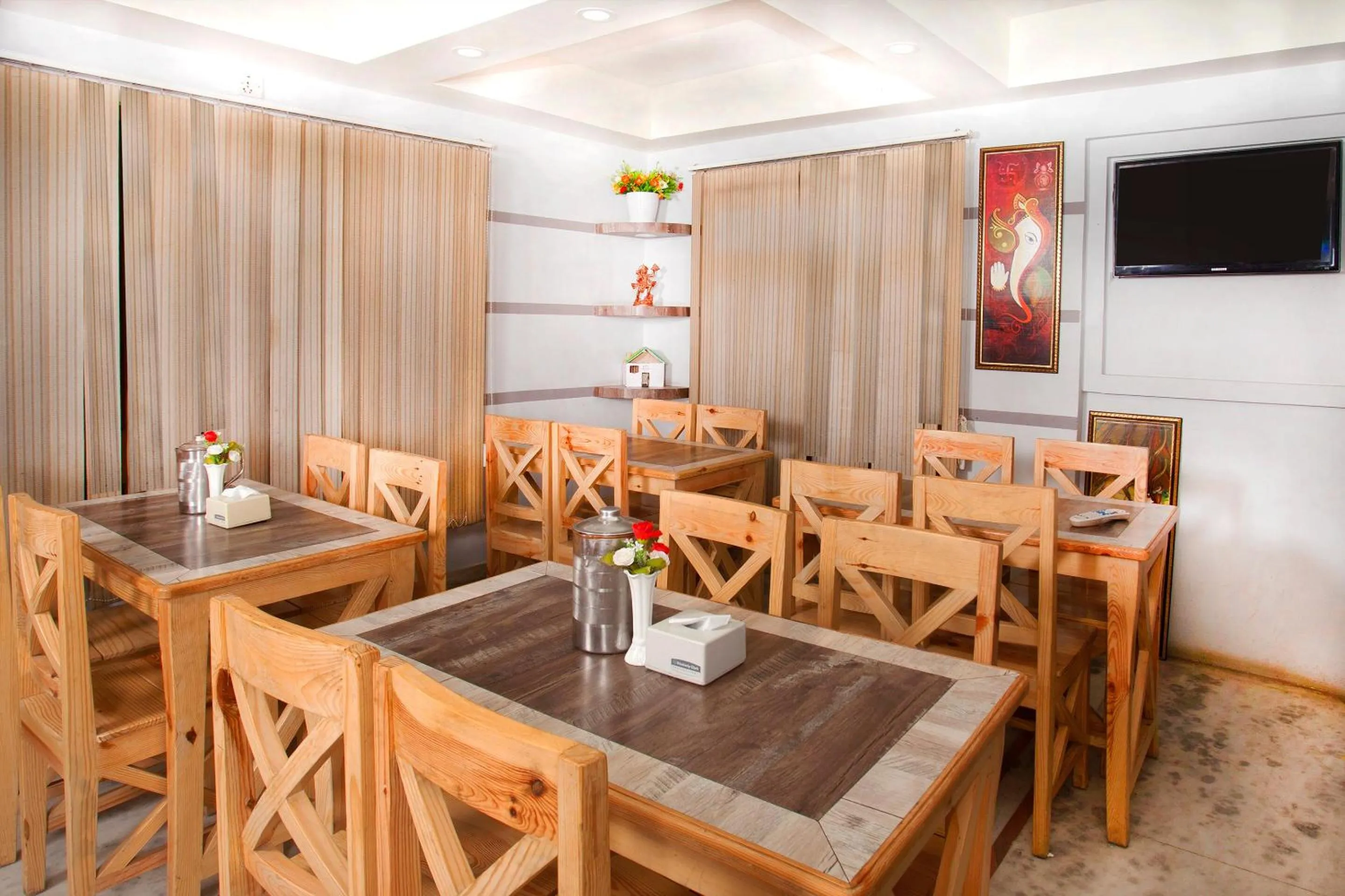 Restaurant/places to eat in OYO 167 Hotel Lotus Buddha Inn