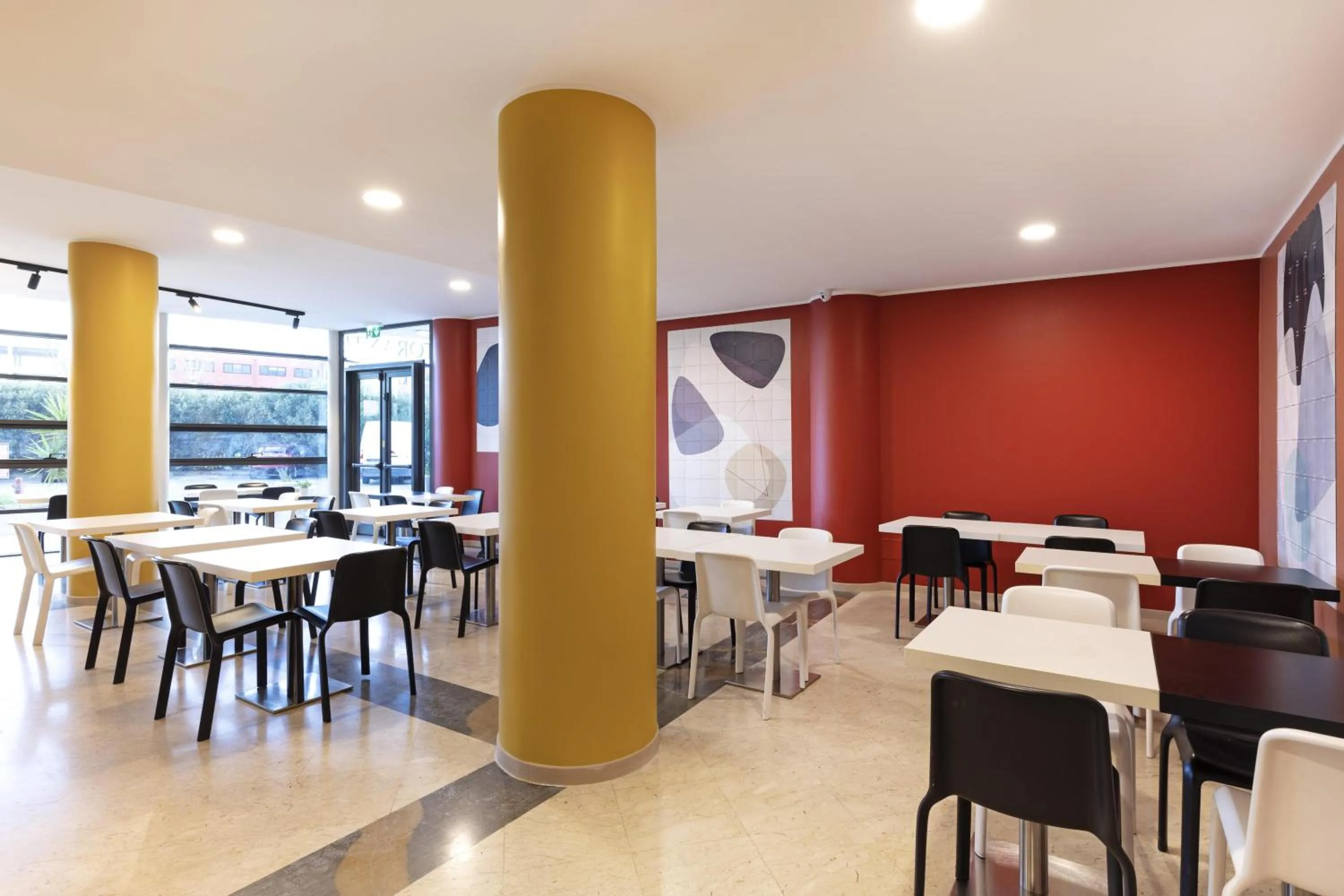 Lounge or bar in B&B HOTEL Pisa Airport