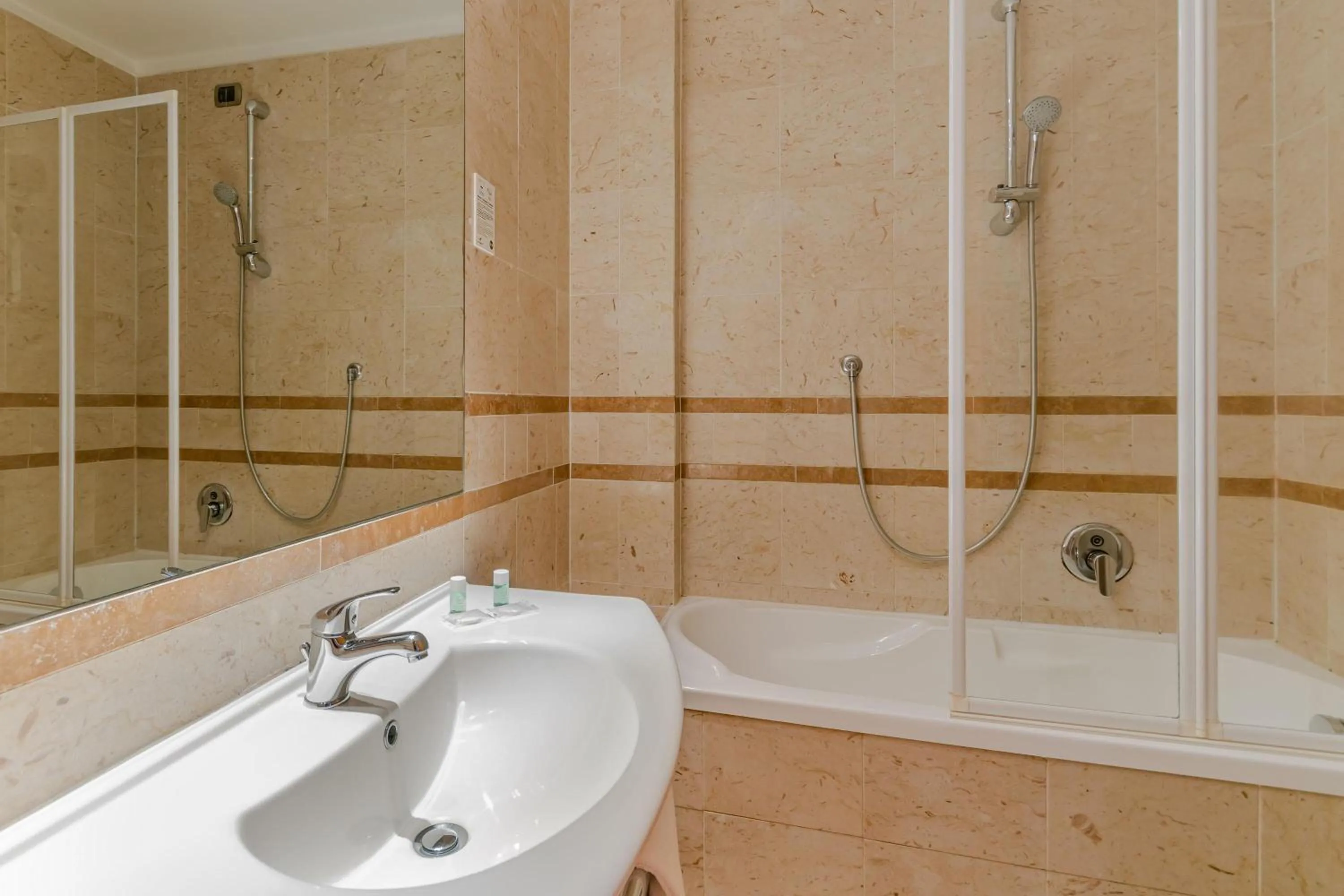 Bathroom in B&B HOTEL Pisa Airport