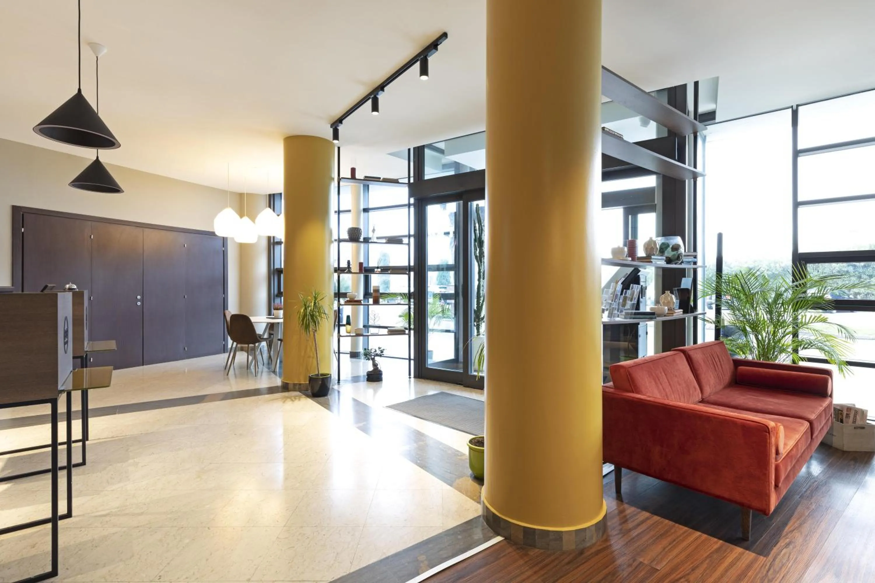 Lobby or reception in B&B HOTEL Pisa Airport