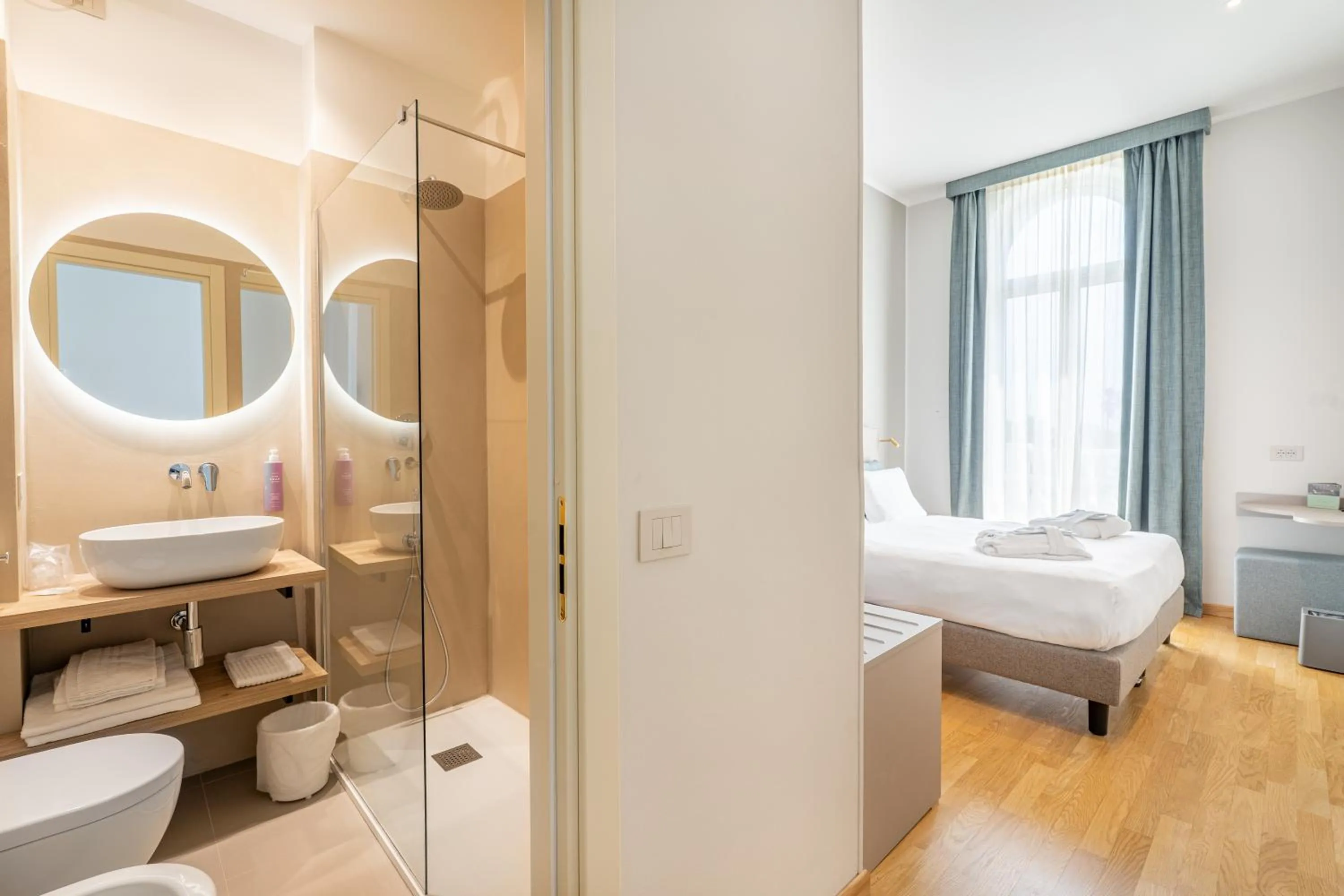 Bathroom, Bed in Hotel Villa Elisa & Spa