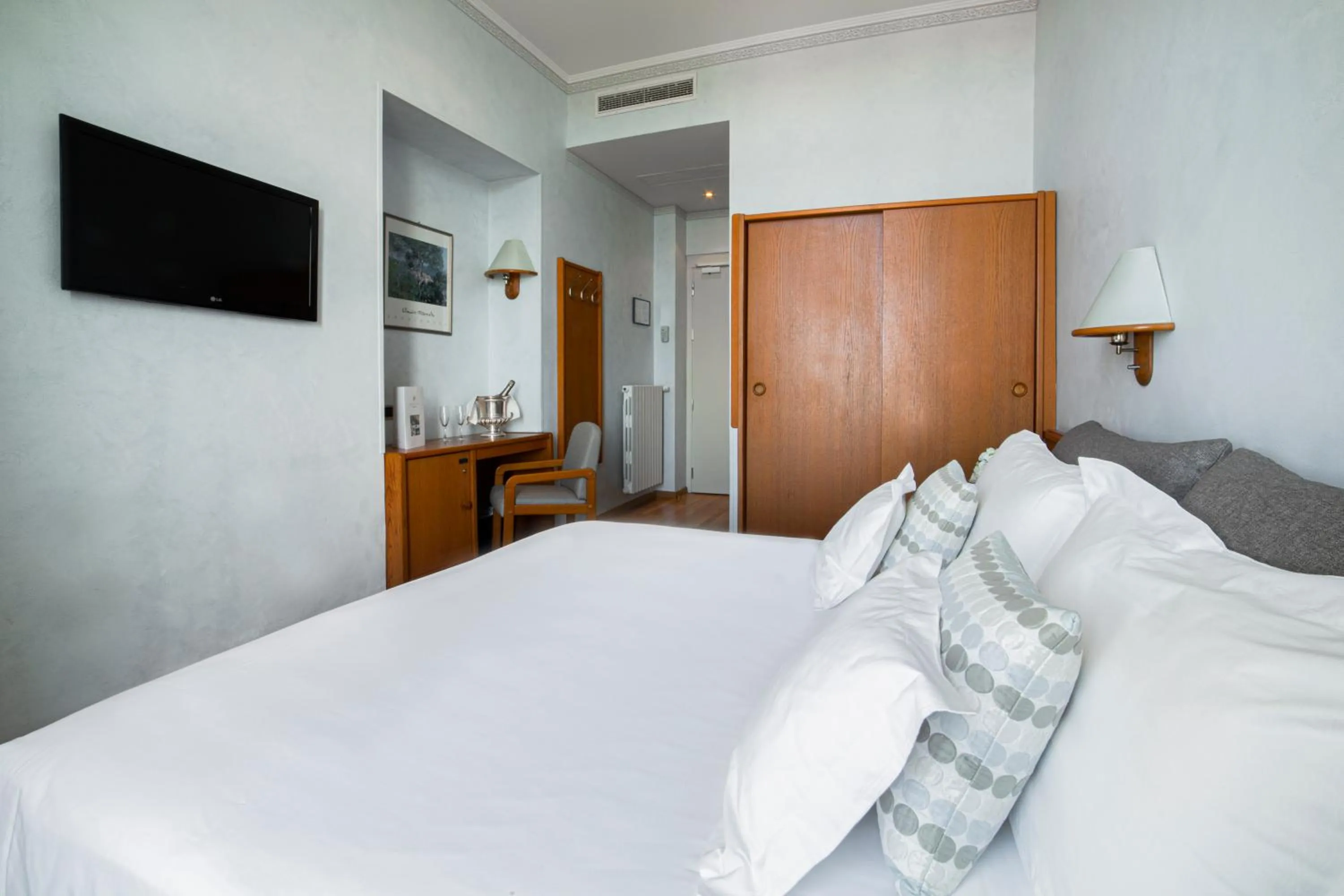 wardrobe, Bed in Hotel Villa Elisa & Spa