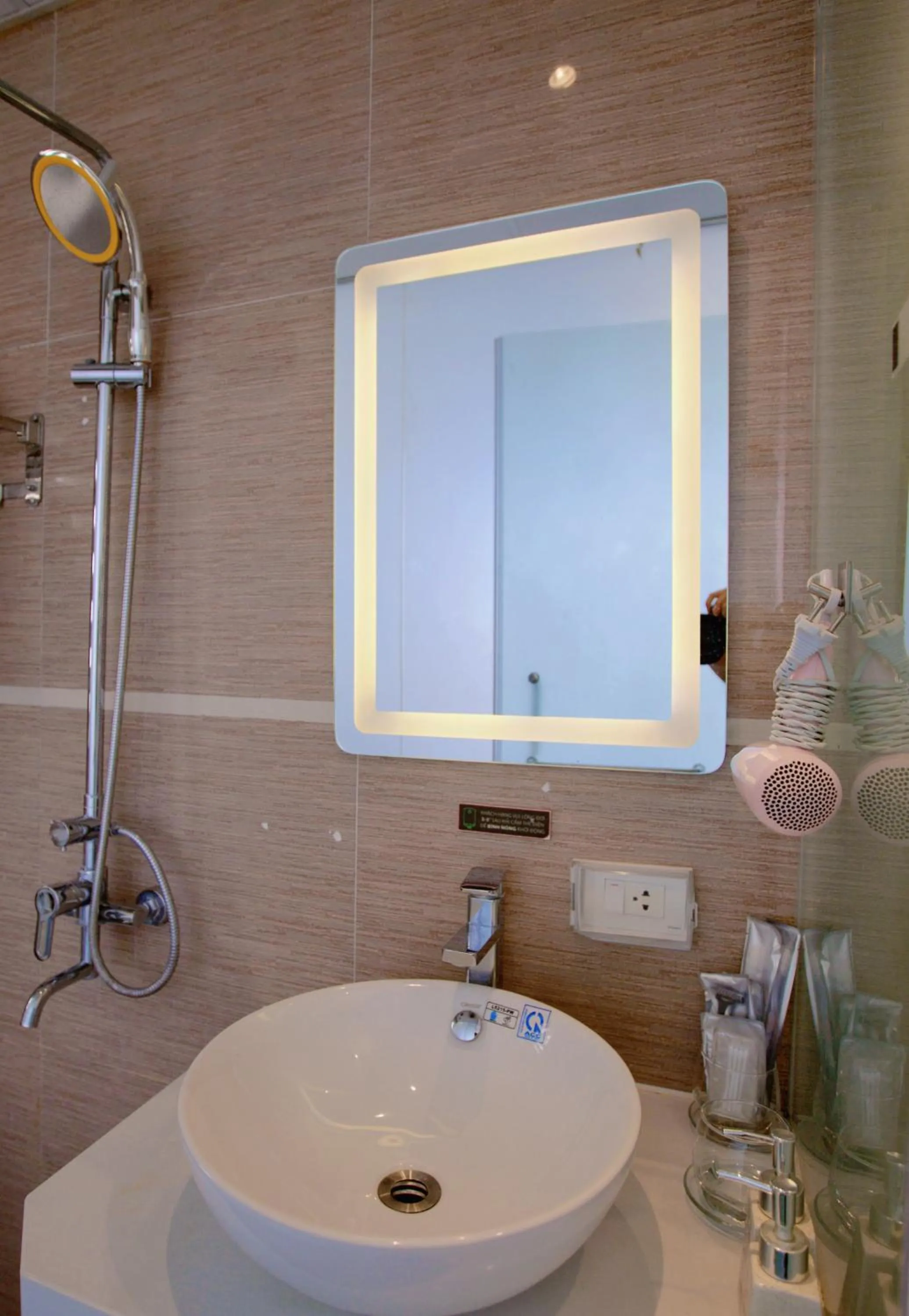 Shower in Keypad Hotel - 28 Dịch Vọng Hậu