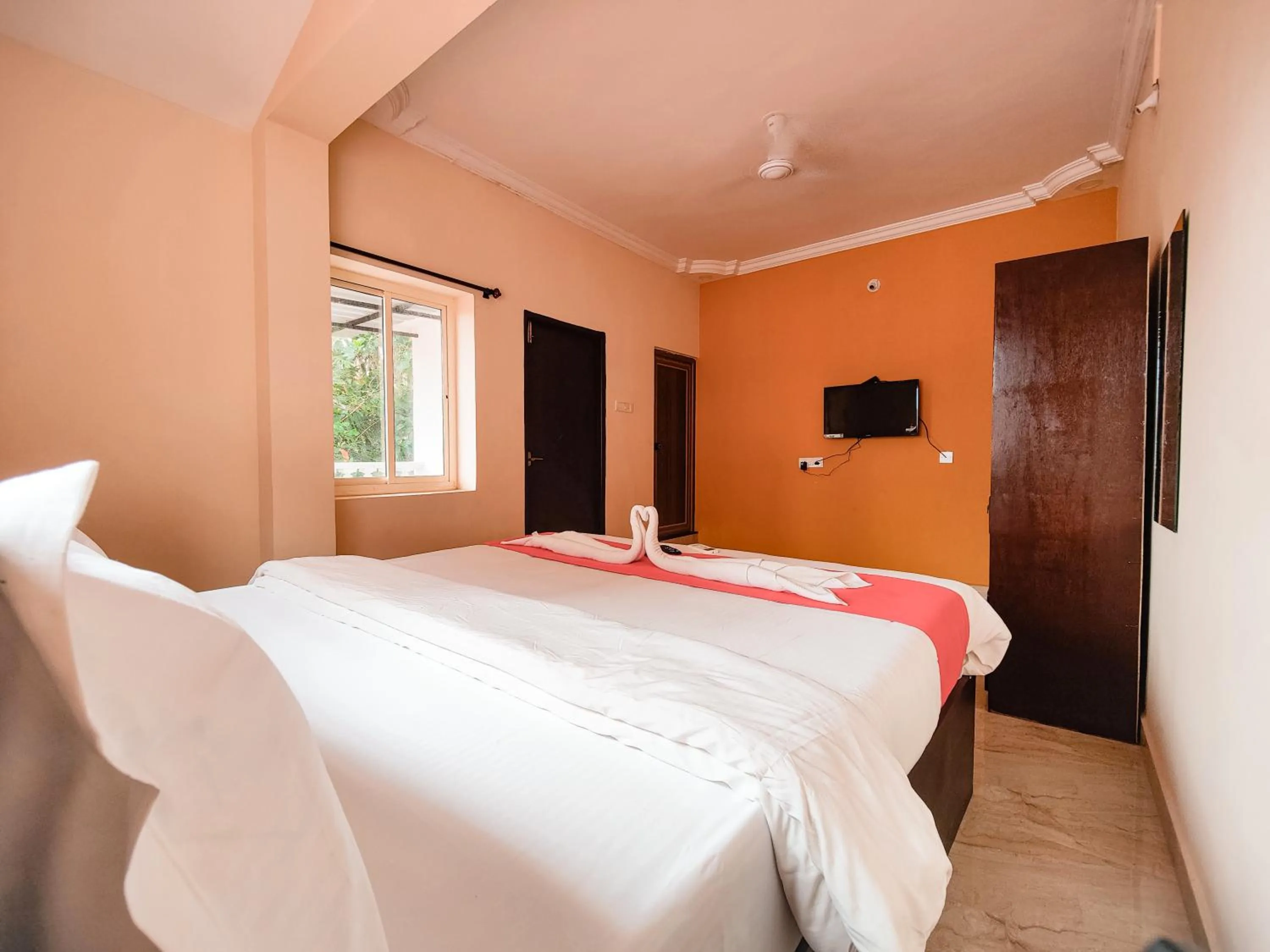 Photo of the whole room in Hotel Candolim Aloft