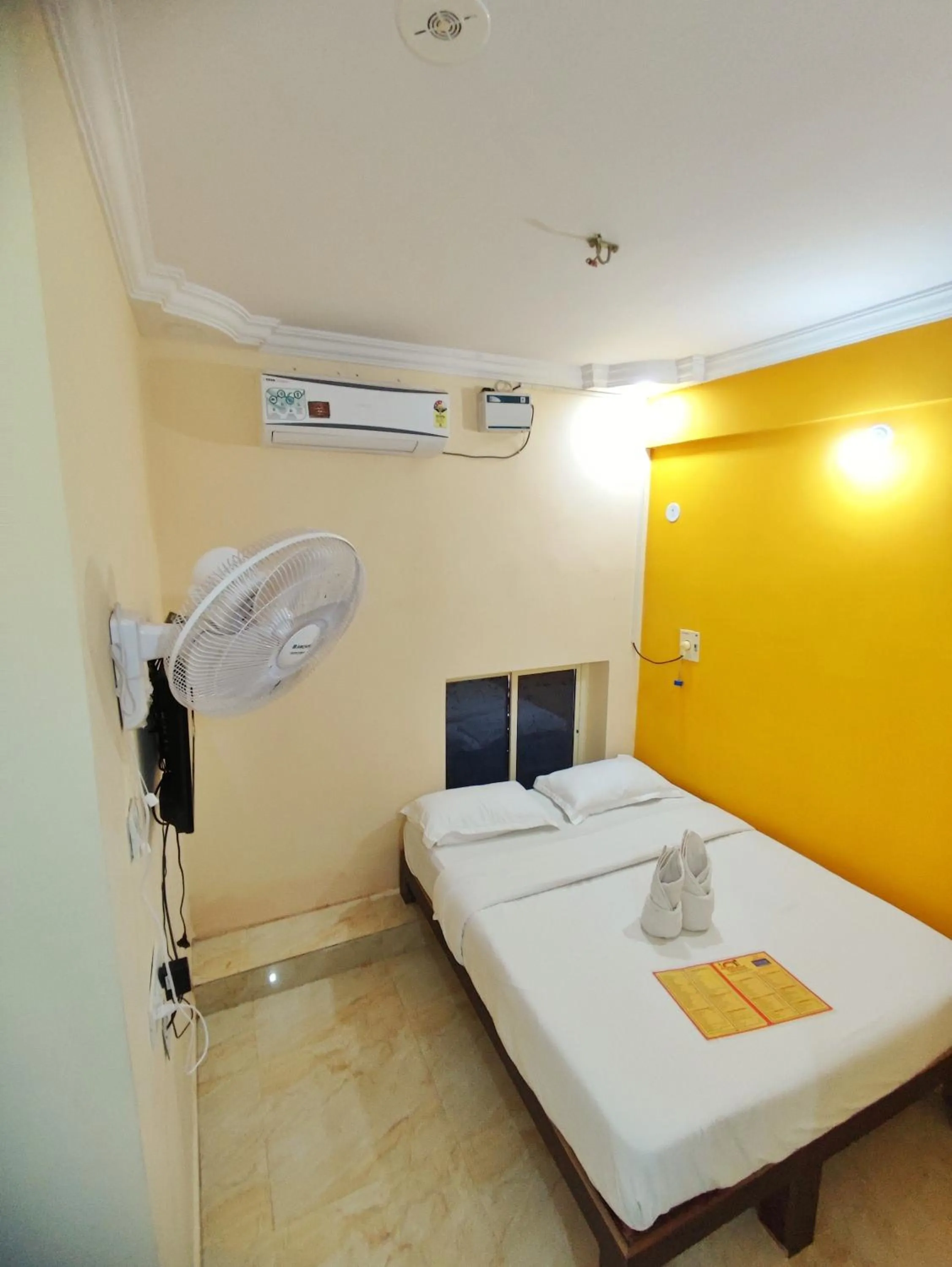 Photo of the whole room in Hotel Candolim Aloft