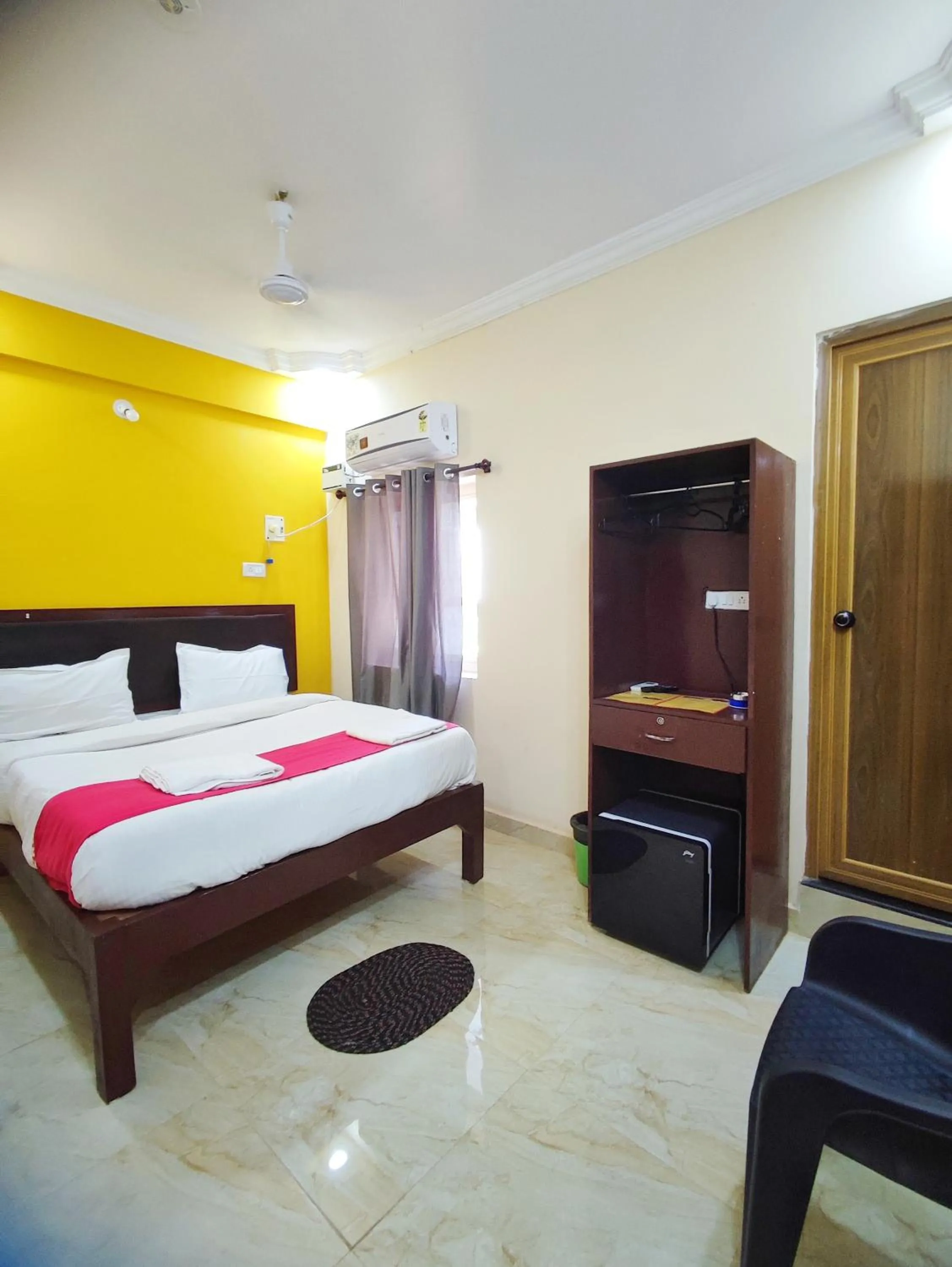 Photo of the whole room in Hotel Candolim Aloft