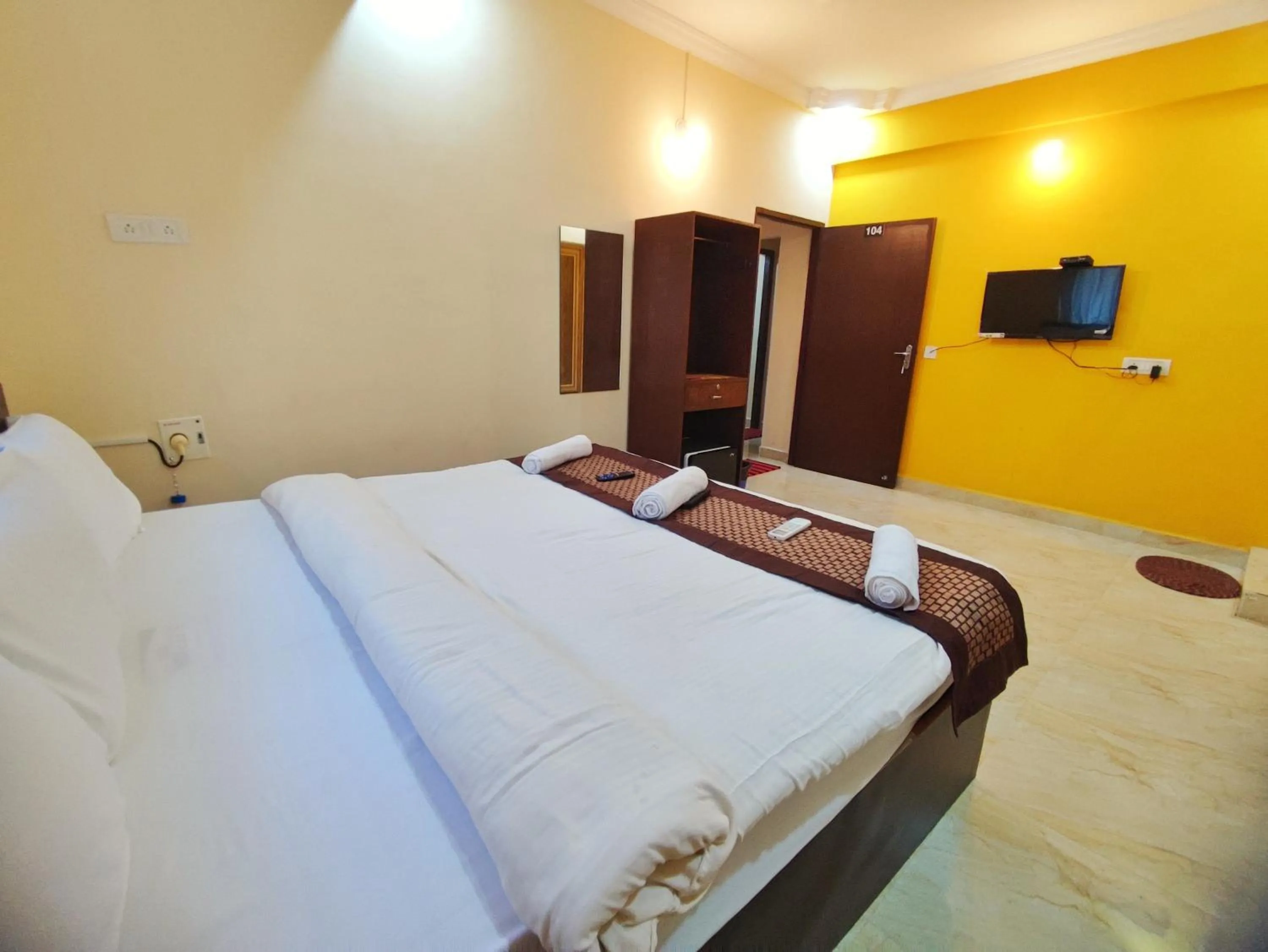 Photo of the whole room in Hotel Candolim Aloft