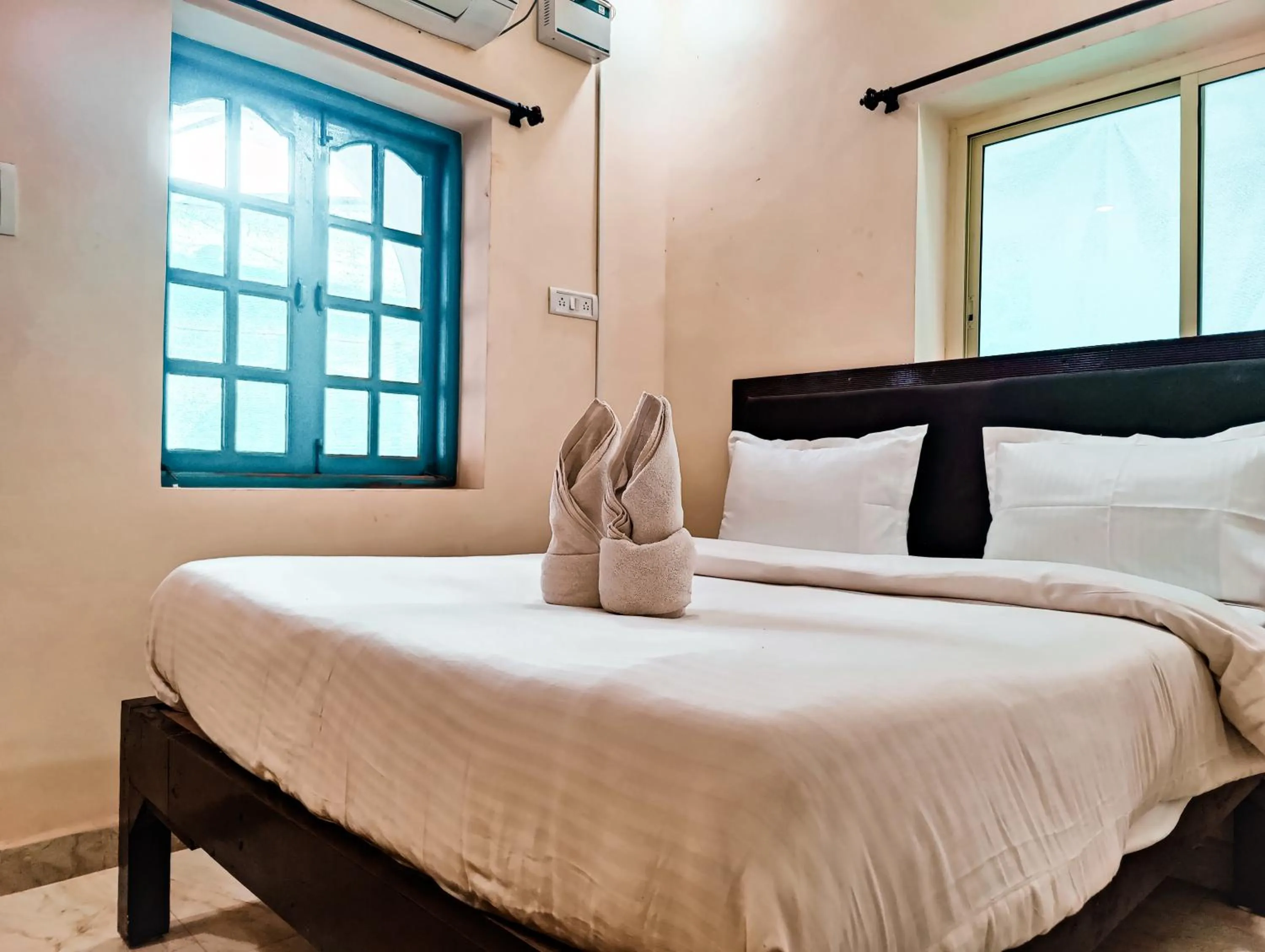 Photo of the whole room in Hotel Candolim Aloft