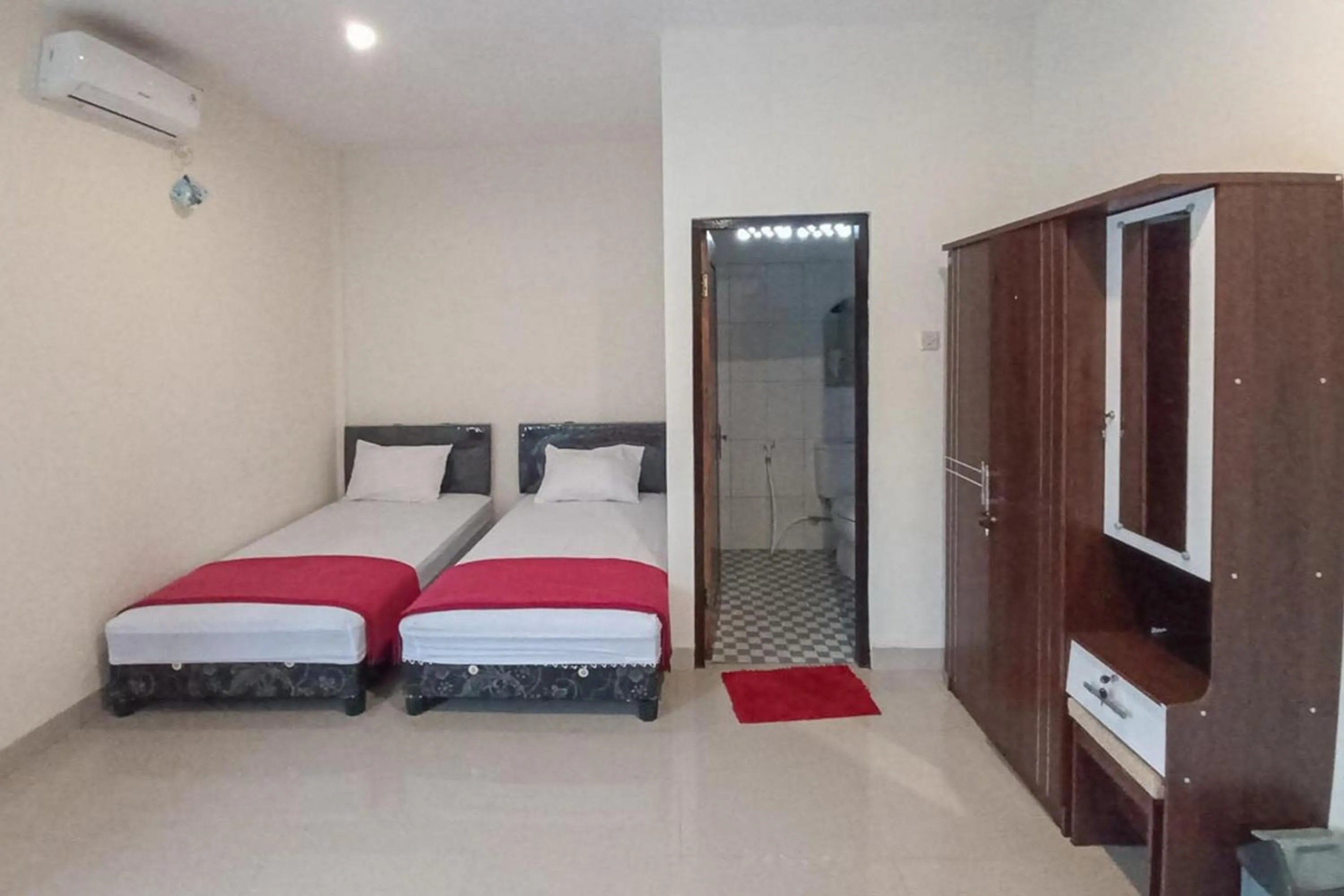 Bed in RedDoorz Syariah near Sentani City Square
