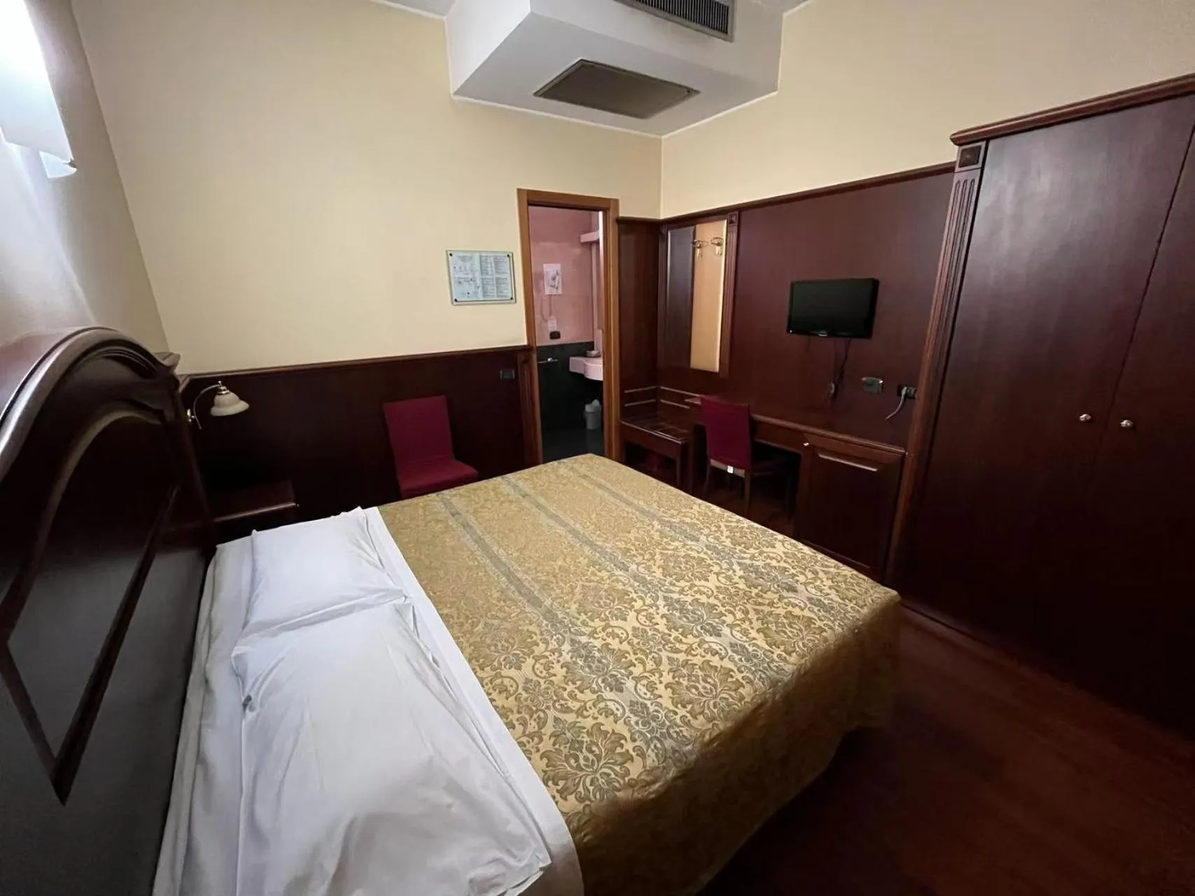 Photo of the whole room, Bed in Hotel Valganna