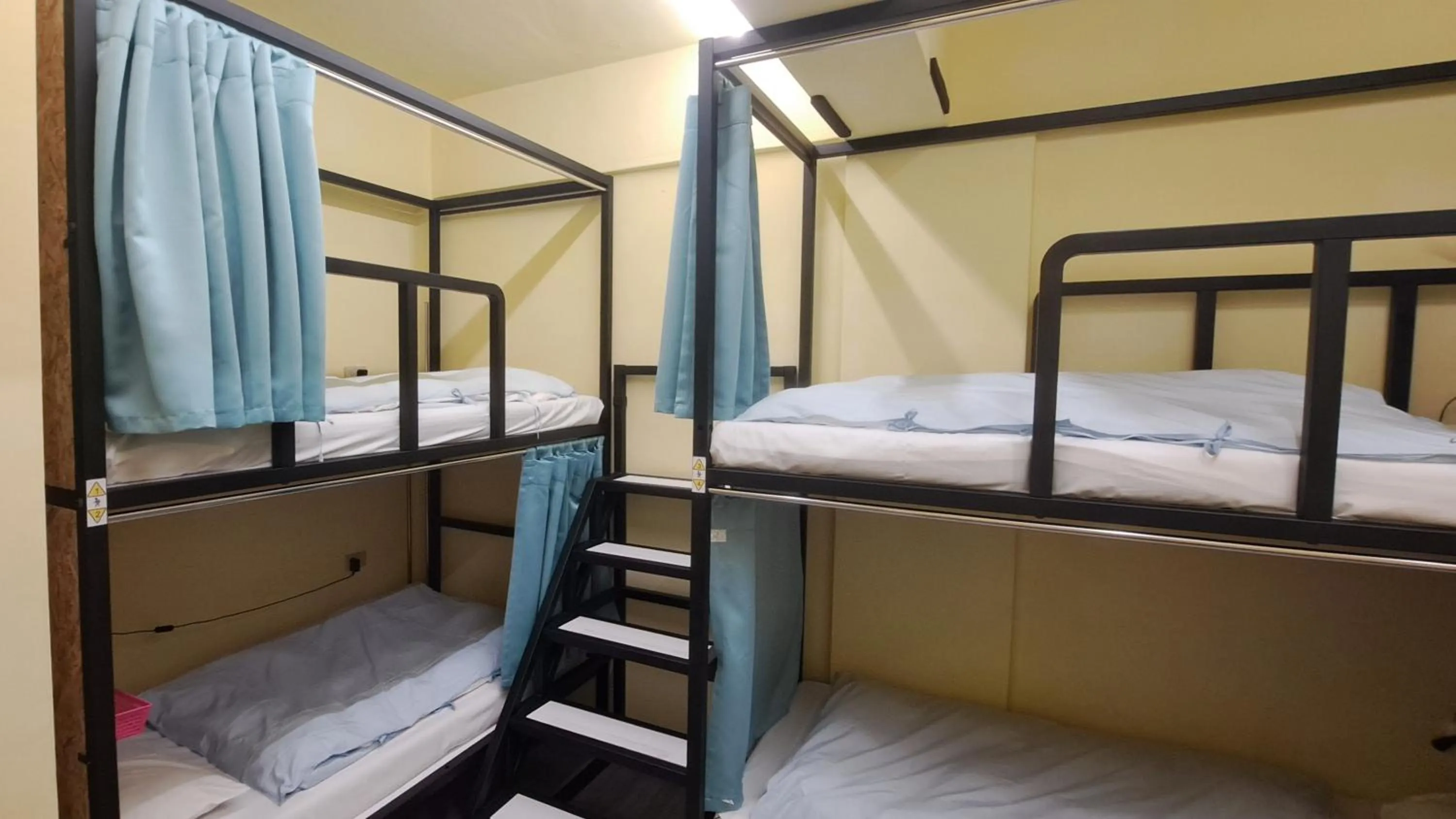 Bed in On My Way - Taipei Hostel