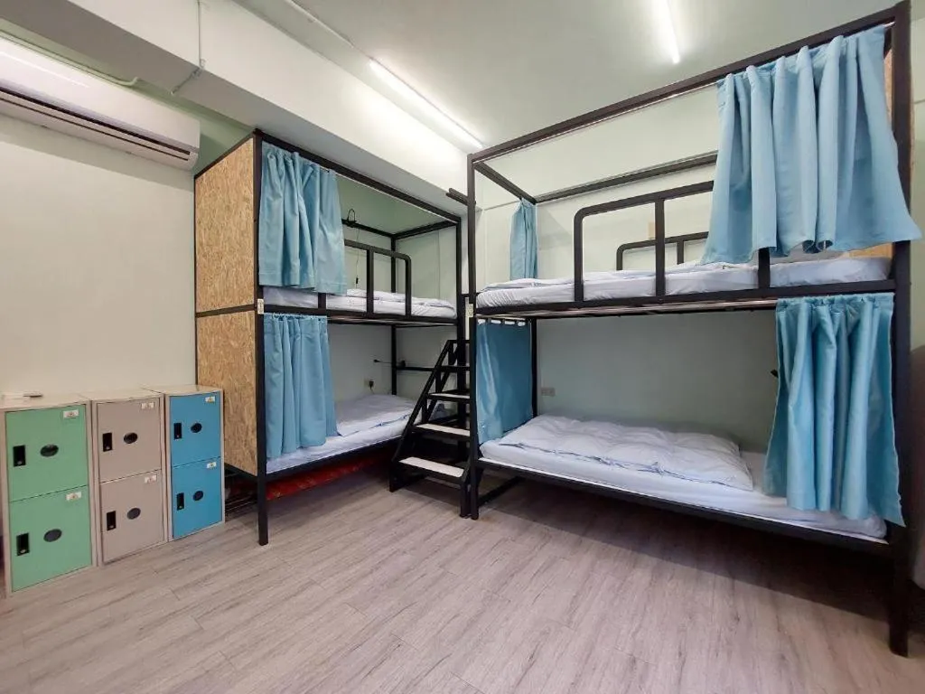 Bed in On My Way - Taipei Hostel