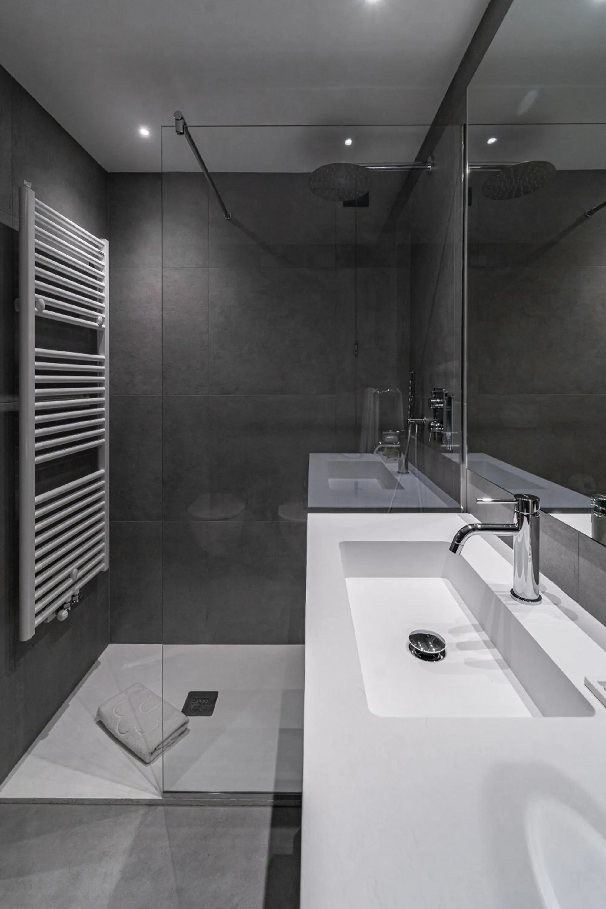 Shower in Lake Front Hotel Mirage