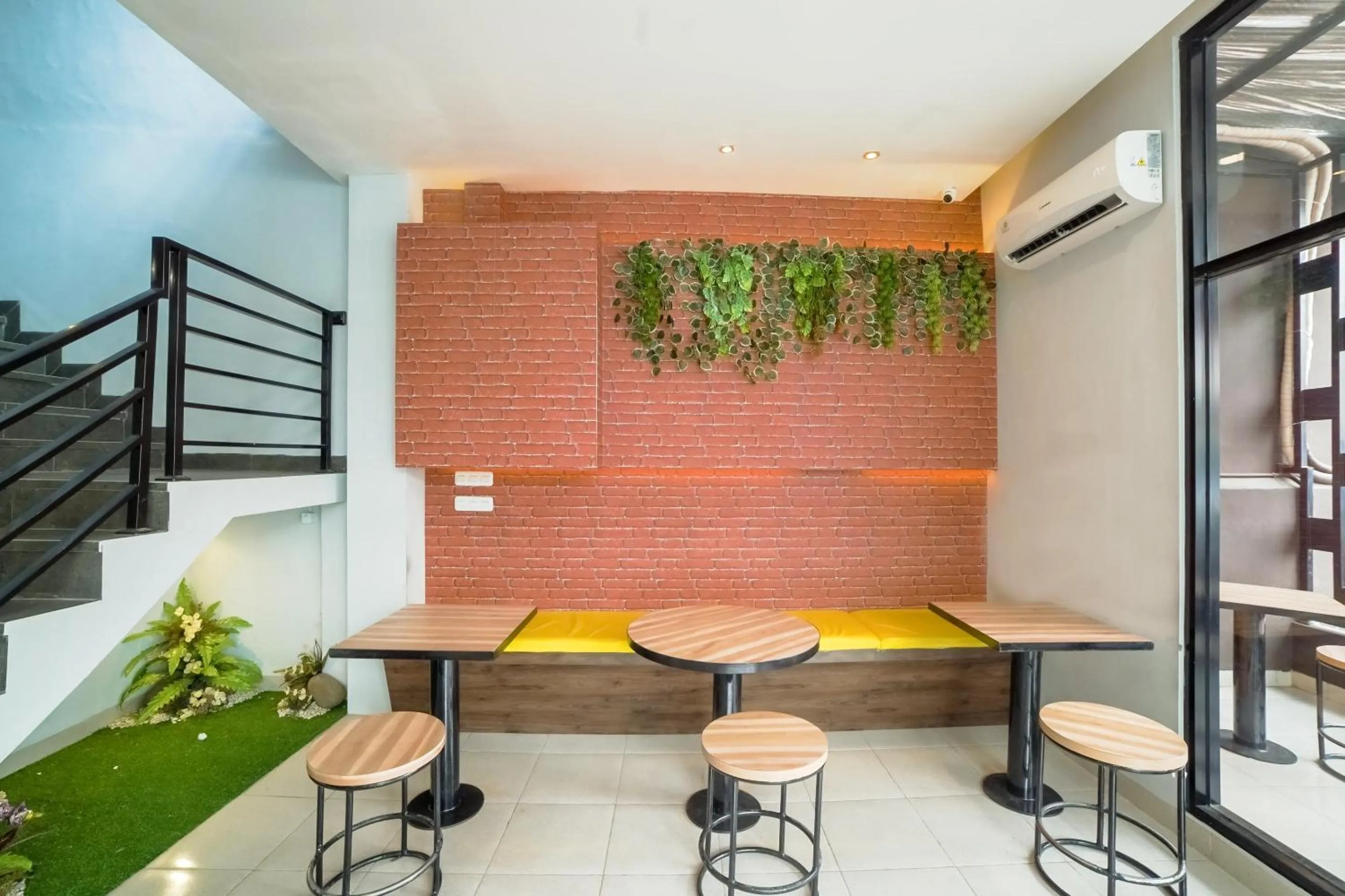 Lobby or reception in Capital O 90874 Millenium Inn 2