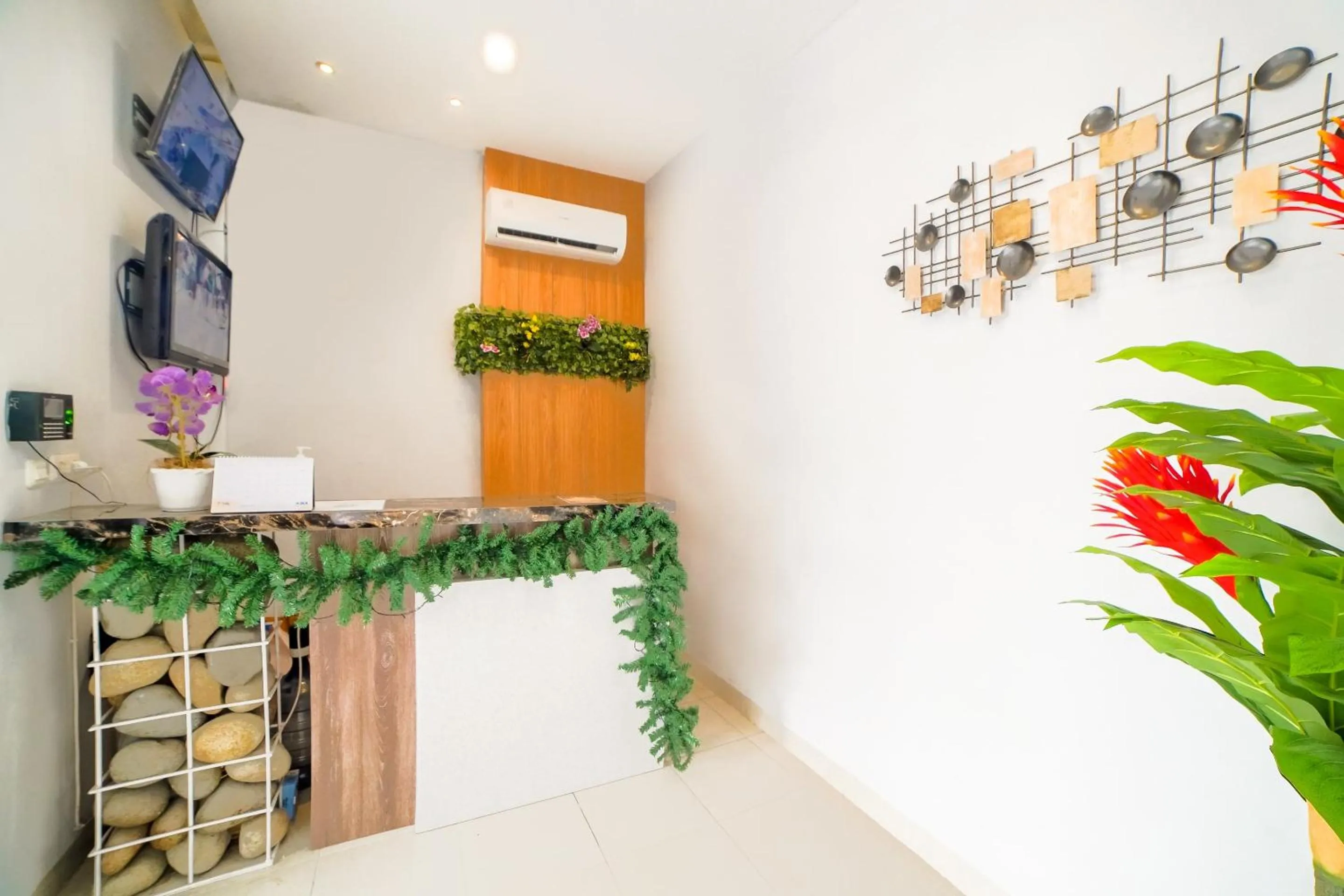 Lobby or reception in Capital O 90874 Millenium Inn 2