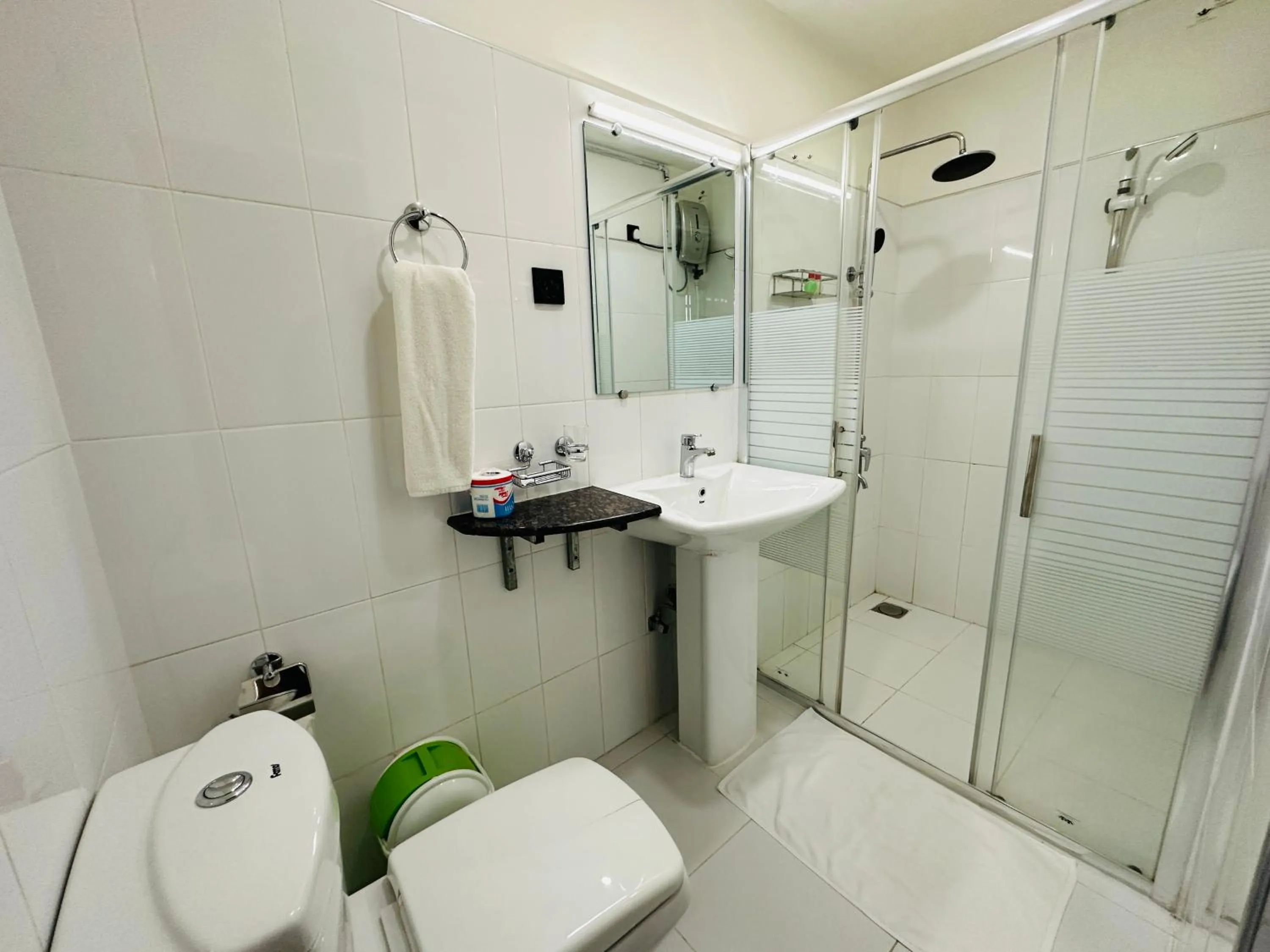 Shower in Moi Ella by DBI