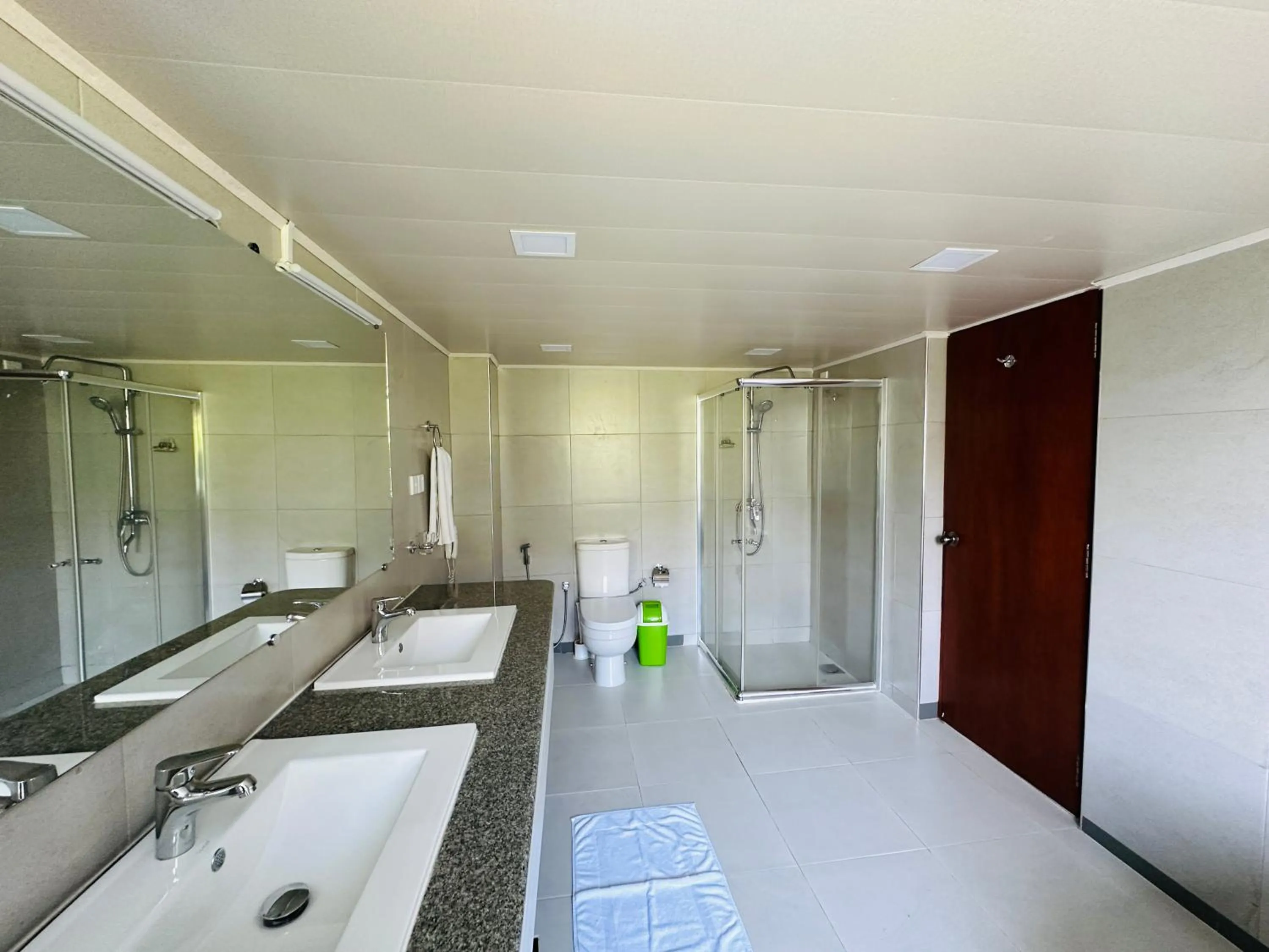 Shower in Moi Ella by DBI