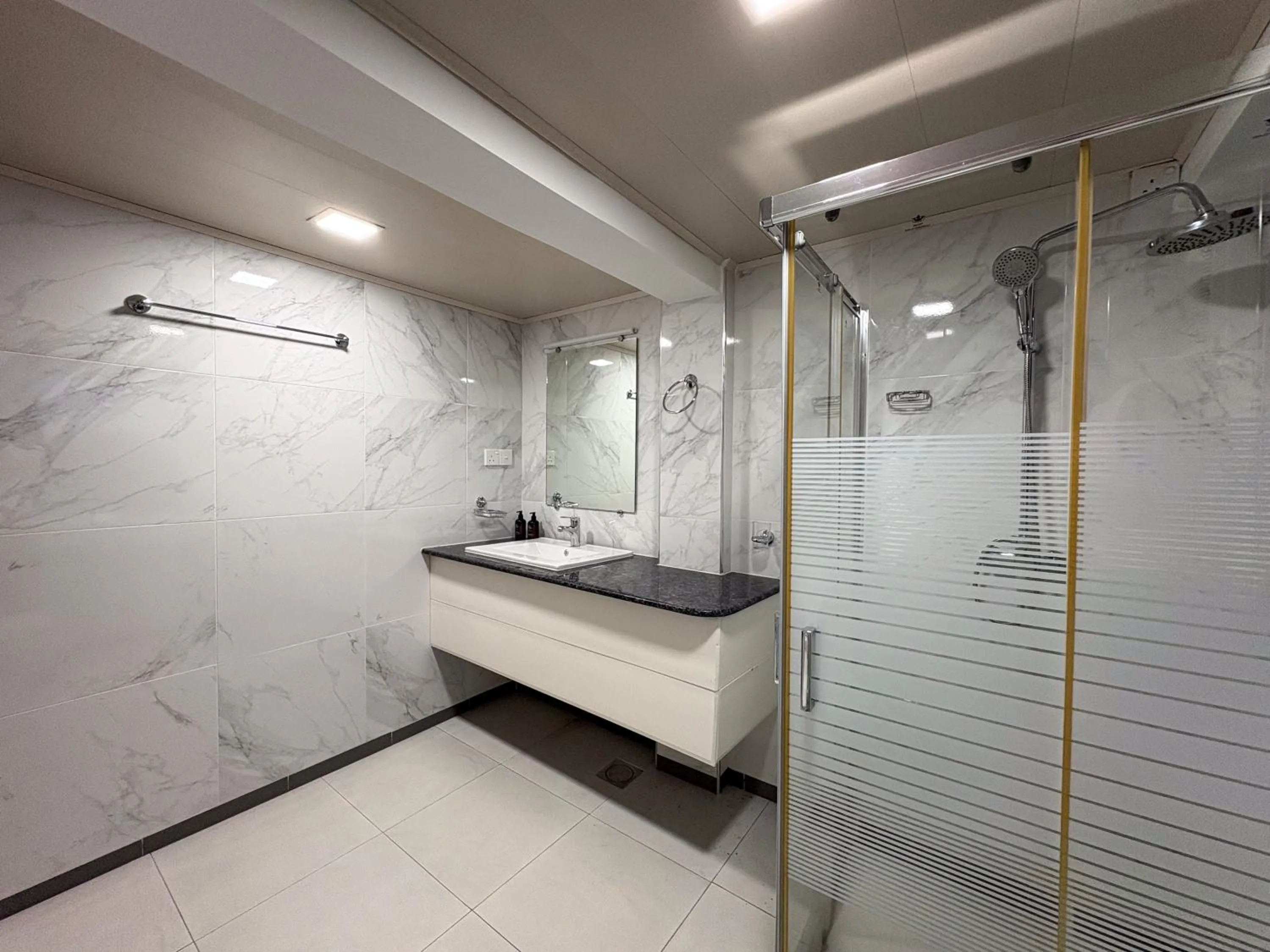 Shower in Moi Ella by DBI