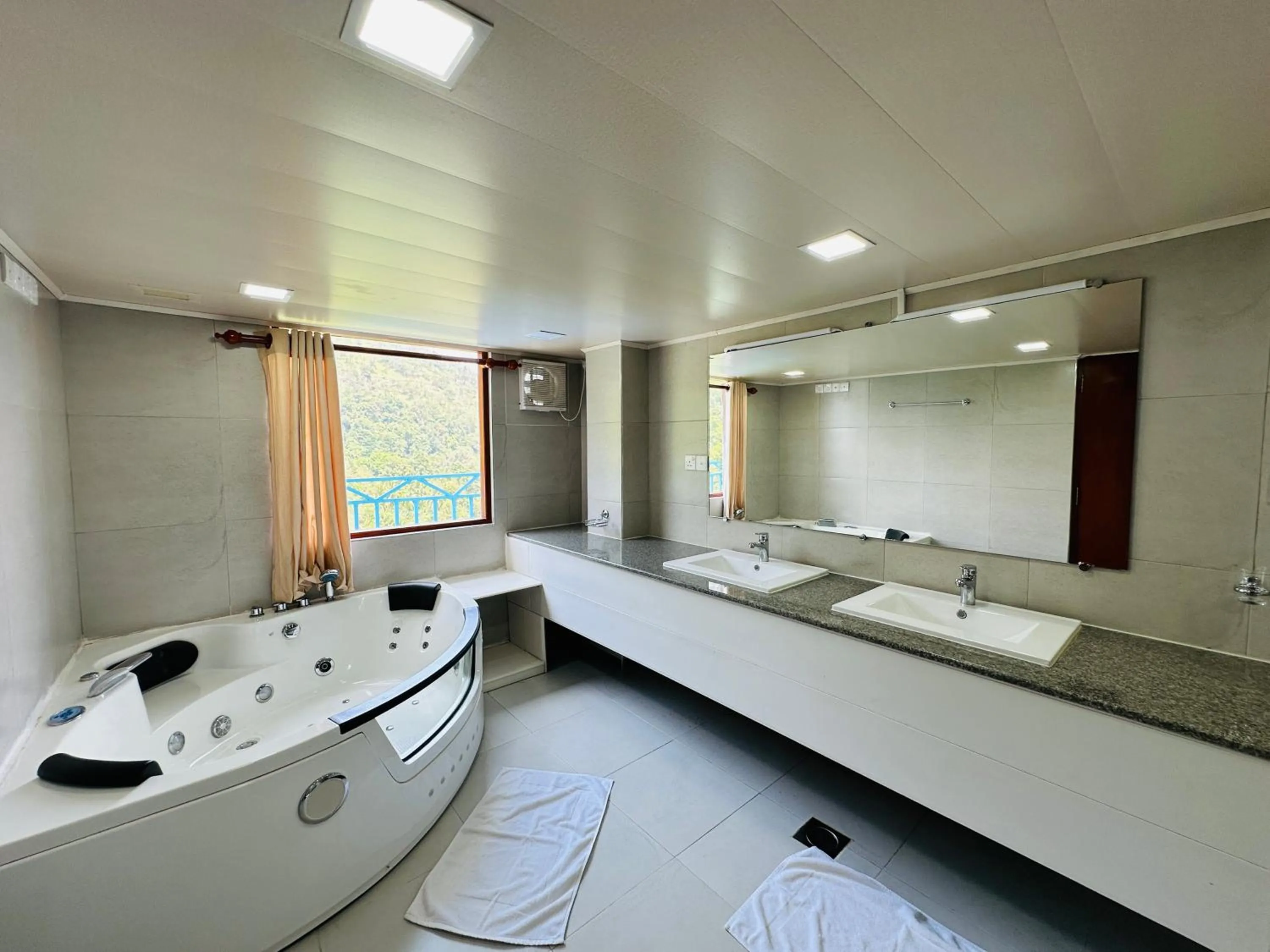 Hot Tub, Bed in Moi Ella by DBI