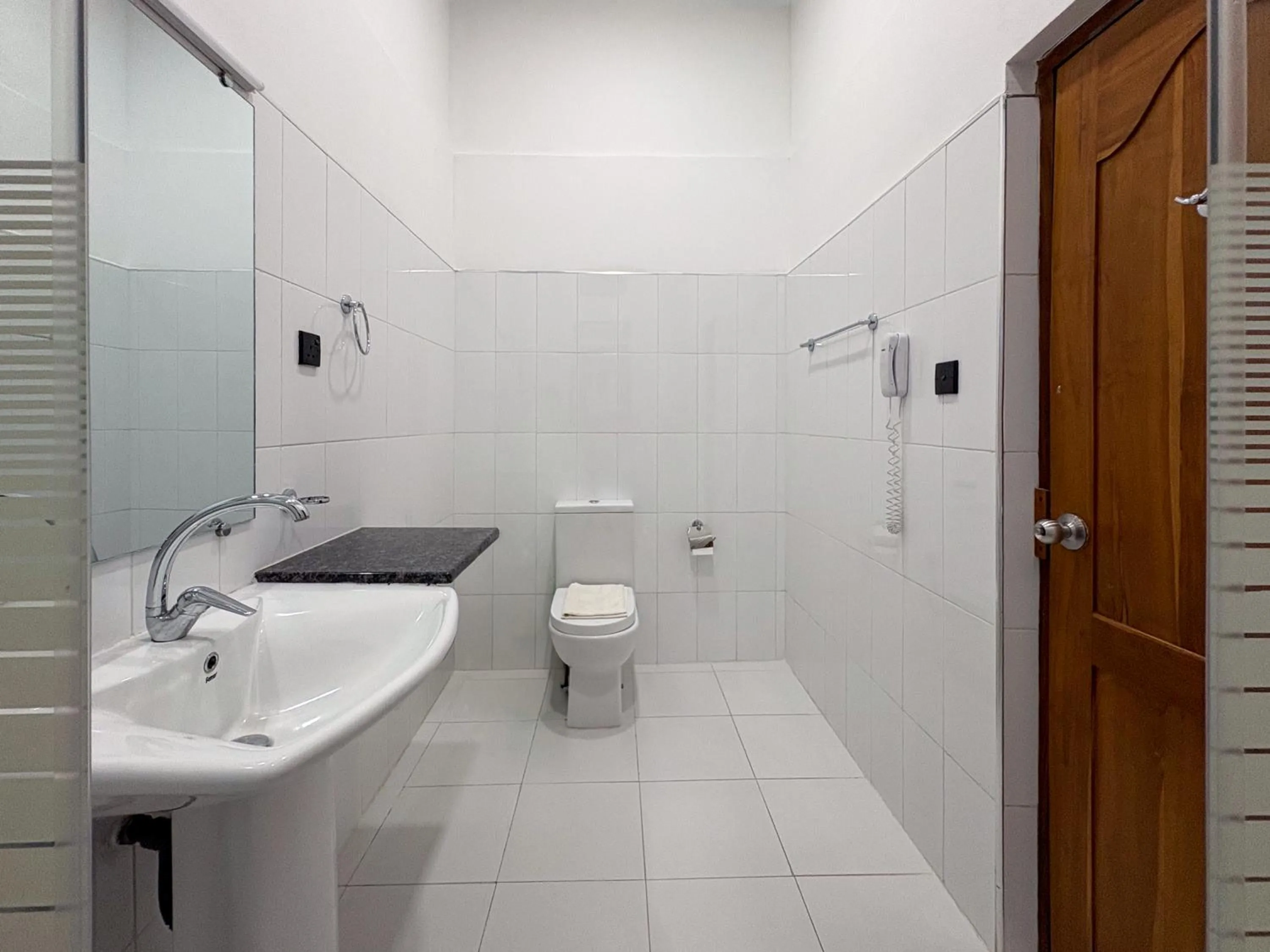 Shower in Moi Ella by DBI