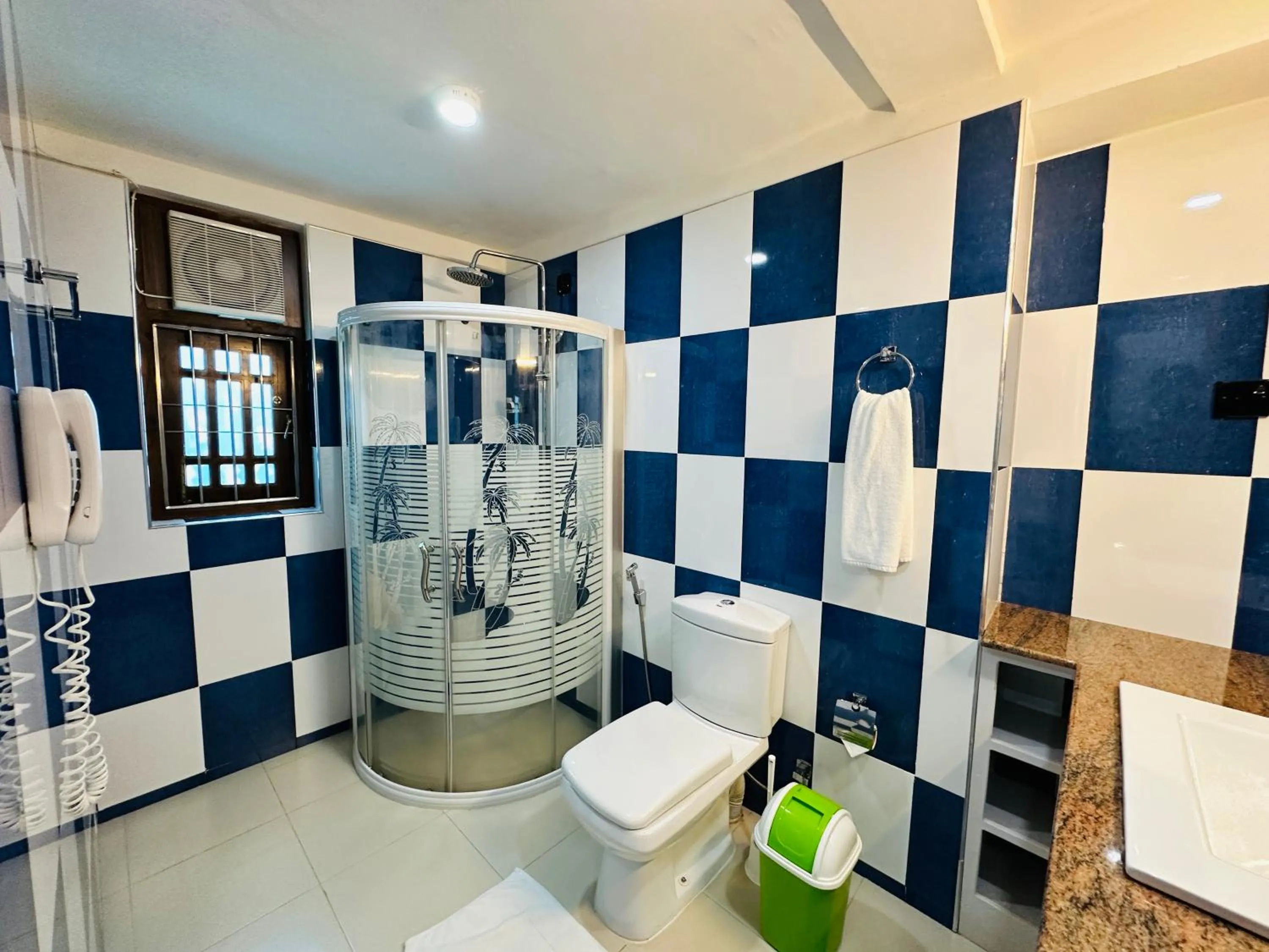 Shower in Moi Ella by DBI