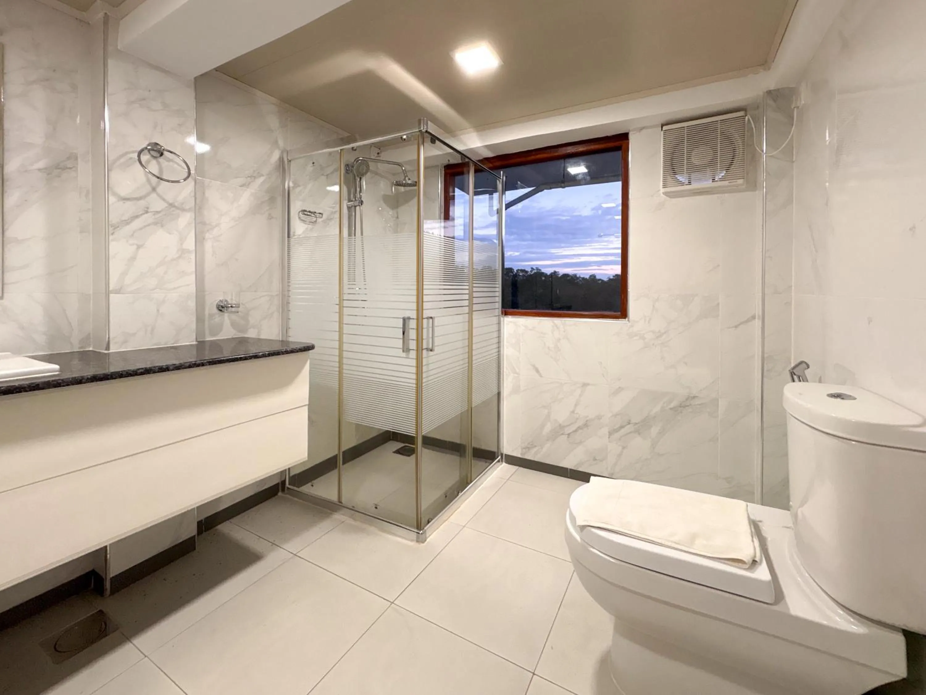 Shower in Moi Ella by DBI