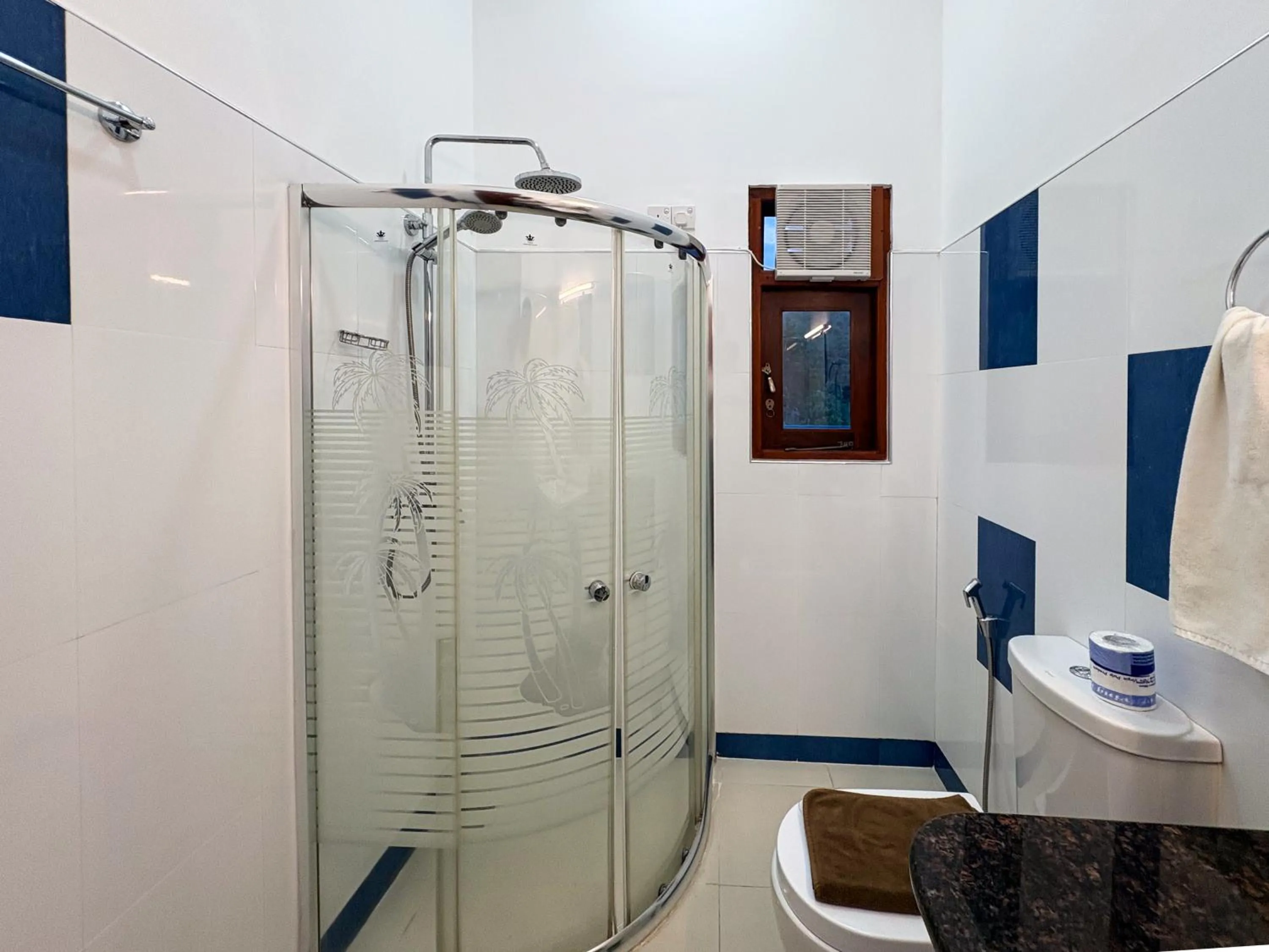 Shower in Moi Ella by DBI