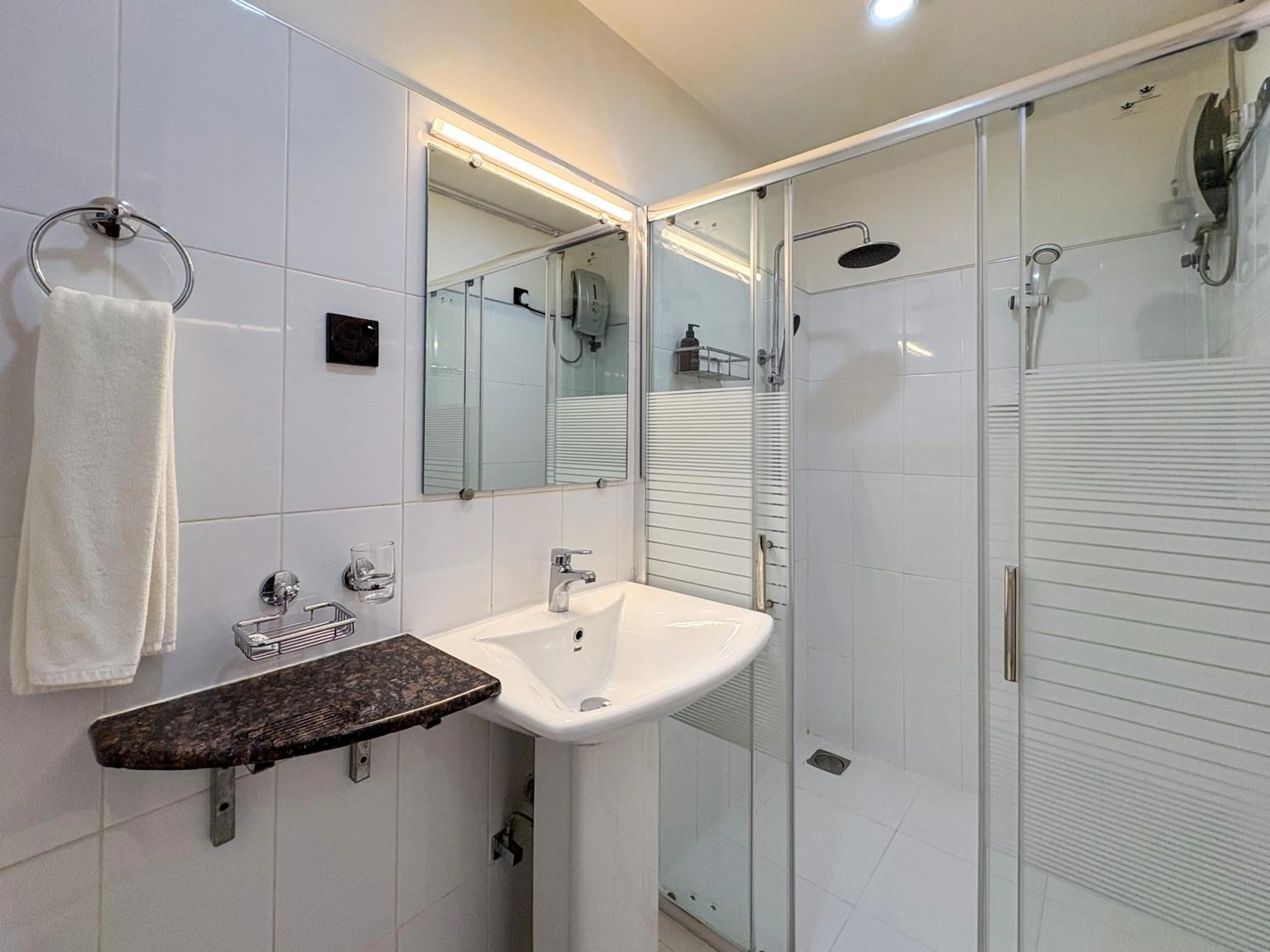 Shower in Moi Ella by DBI