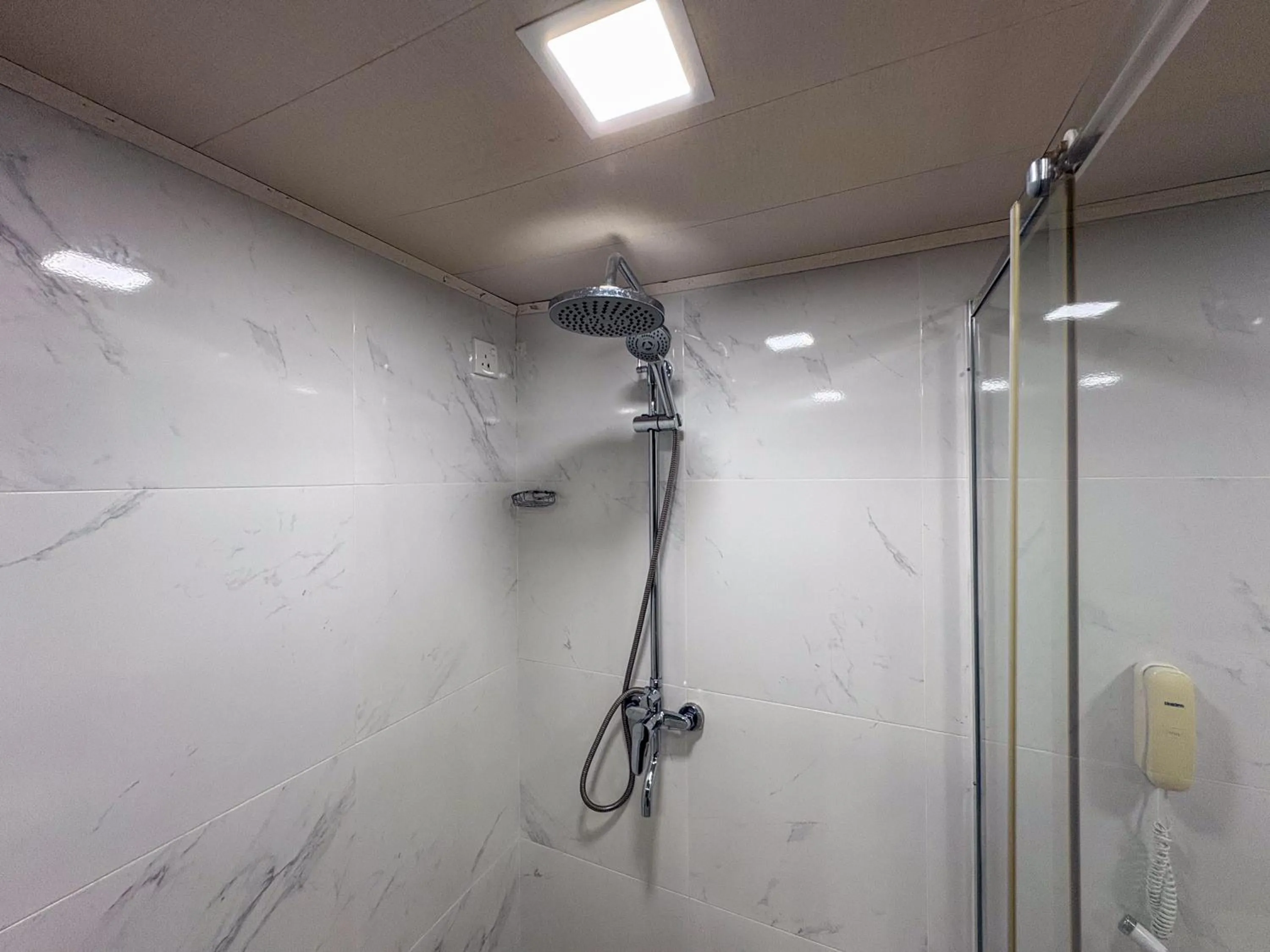 Shower in Moi Ella by DBI