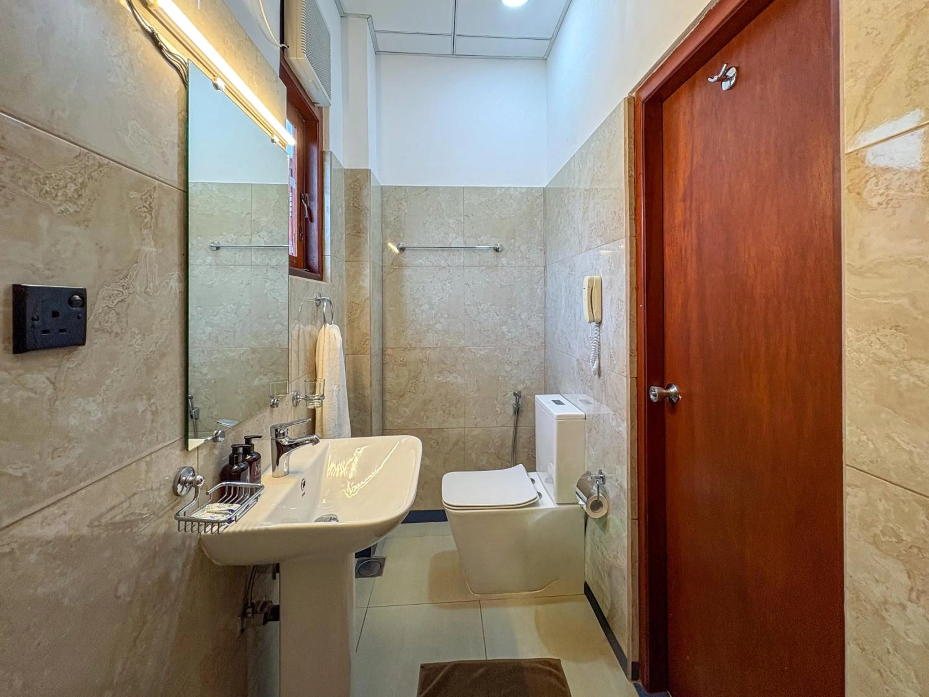 Shower in Moi Ella by DBI