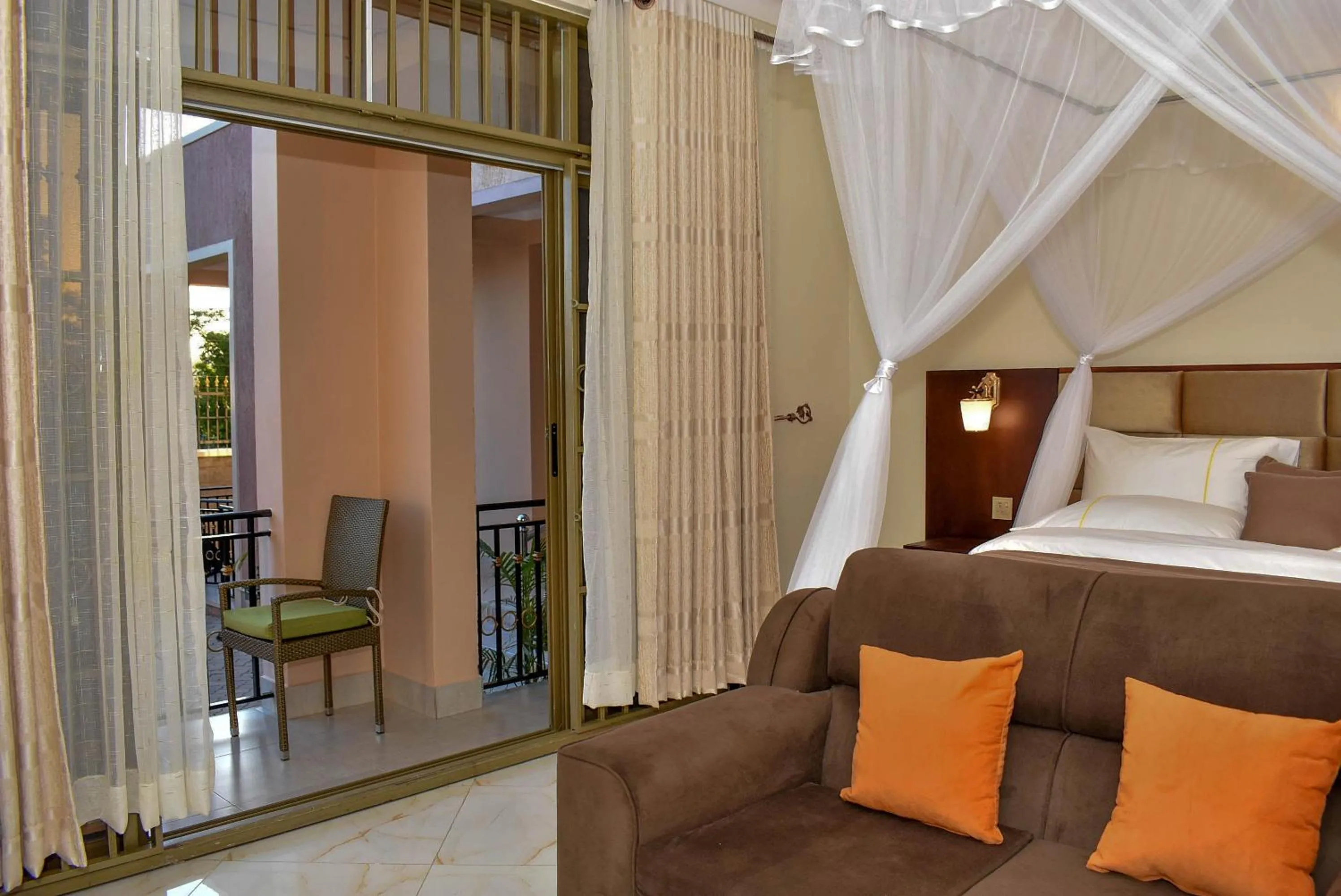 Photo of the whole room, Bed in Studio - Sleeps 2 - Free Airport Pickup