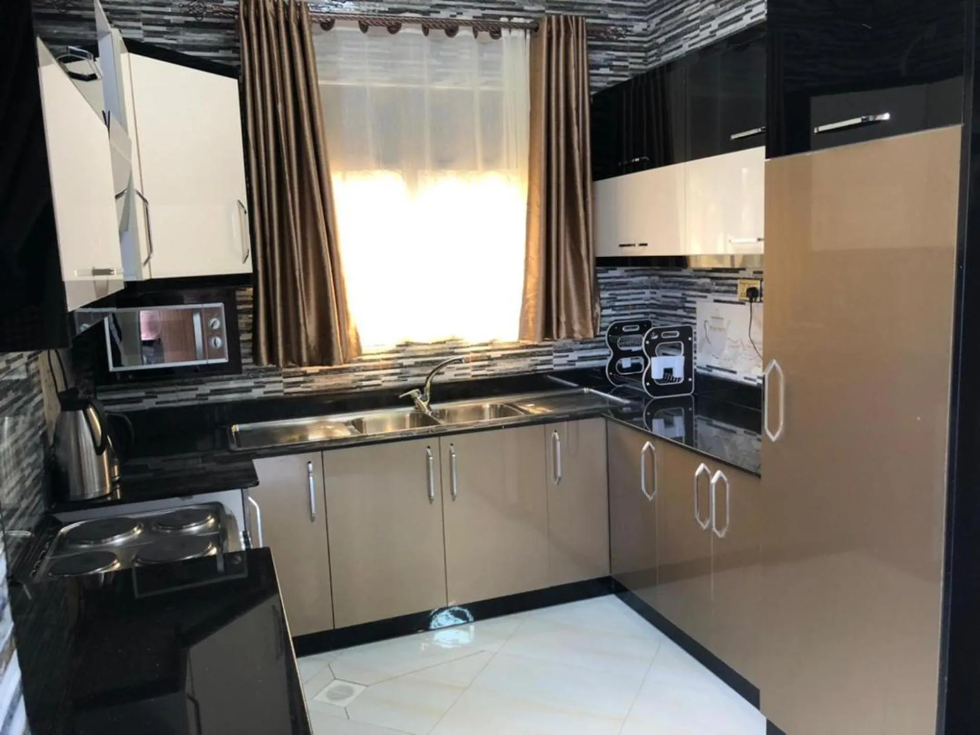2 Bed - Sleeps 4 - Parking - Free Airport Shuttle