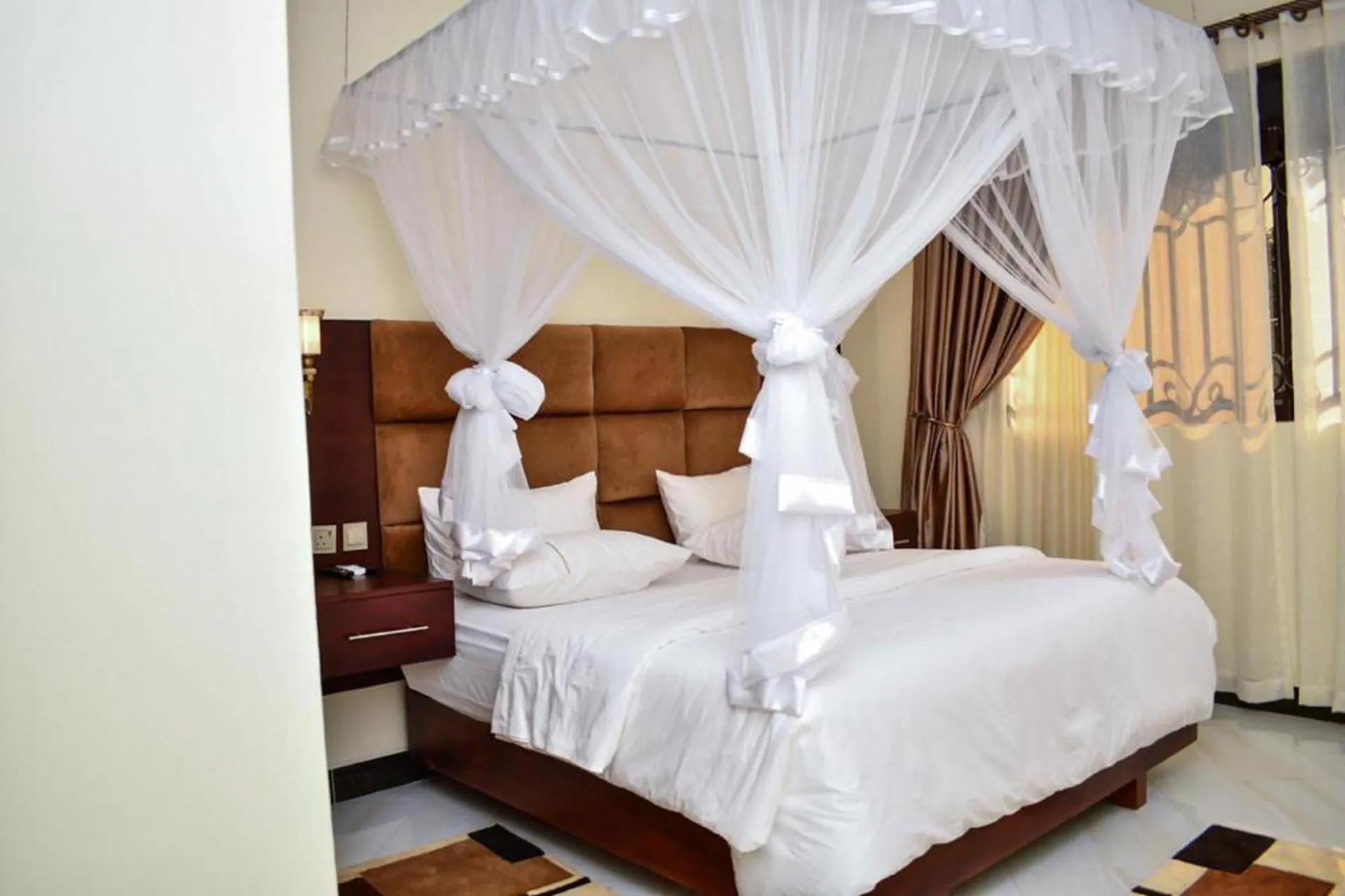 Photo of the whole room, Bed in 2 Bed - Sleeps 4 - Parking - Free Airport Shuttle